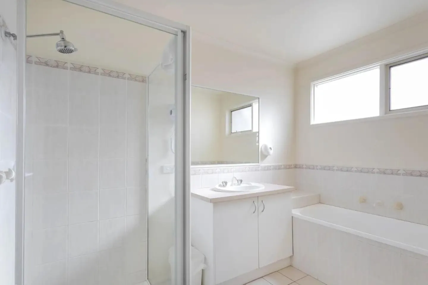 Bathroom in Lamplighter Motel