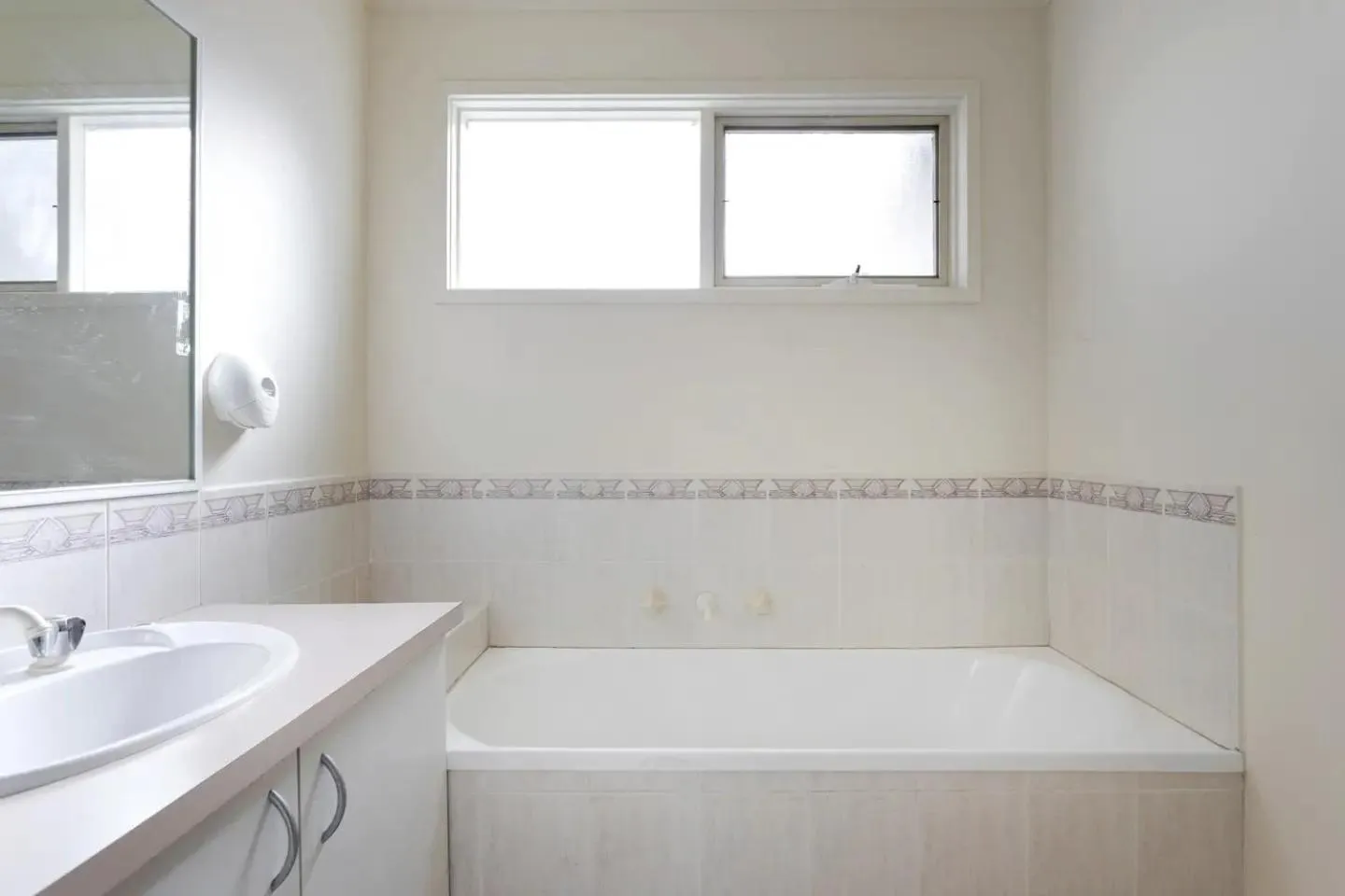 Bathroom in Lamplighter Motel