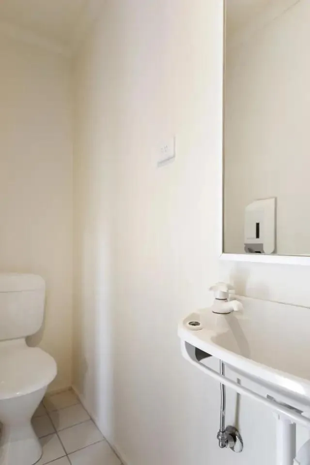 Bathroom in Lamplighter Motel