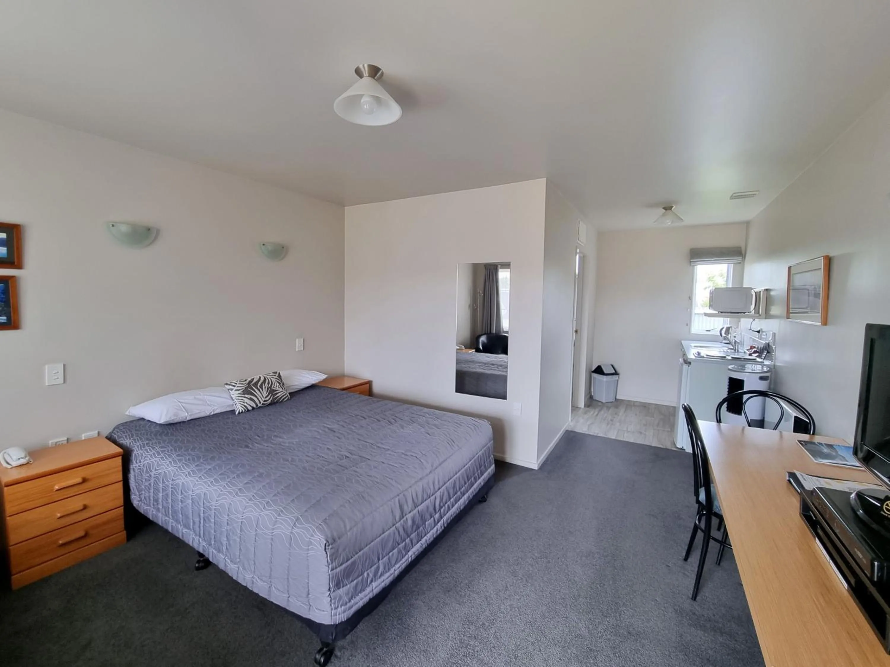 Bedroom, Bed in ASURE Gables Motor Lodge