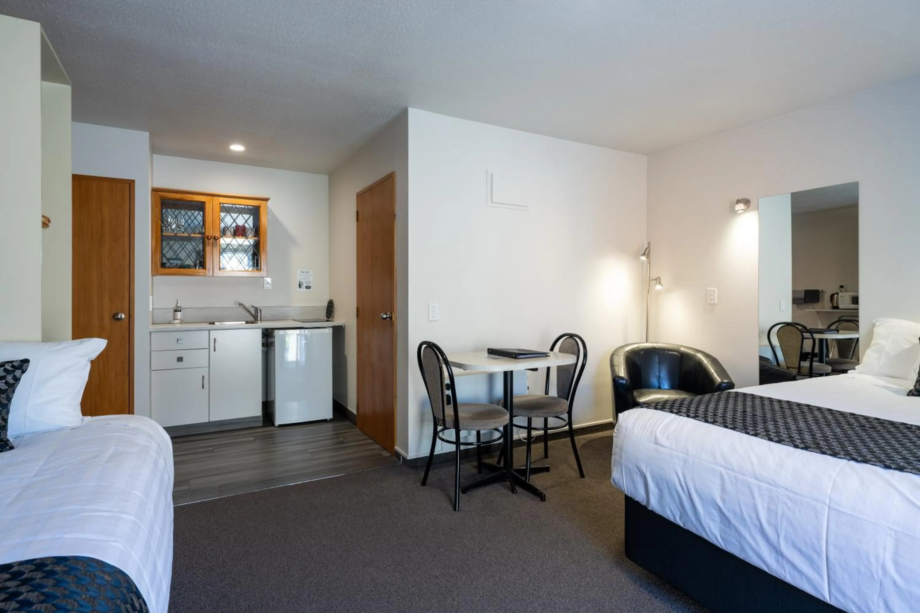 Kitchen or kitchenette, Bed in ASURE Gables Motor Lodge