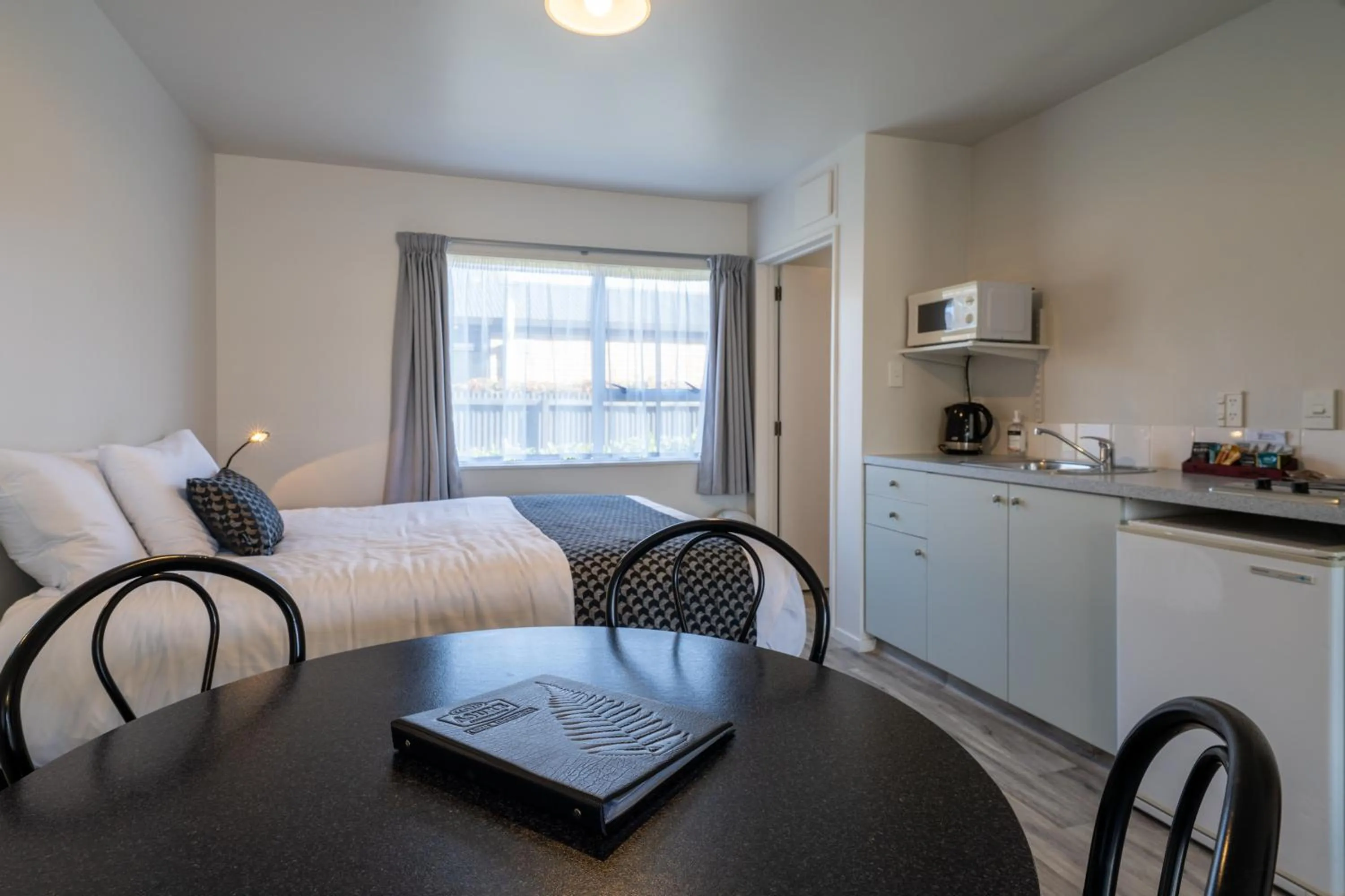 Kitchen or kitchenette in ASURE Gables Motor Lodge