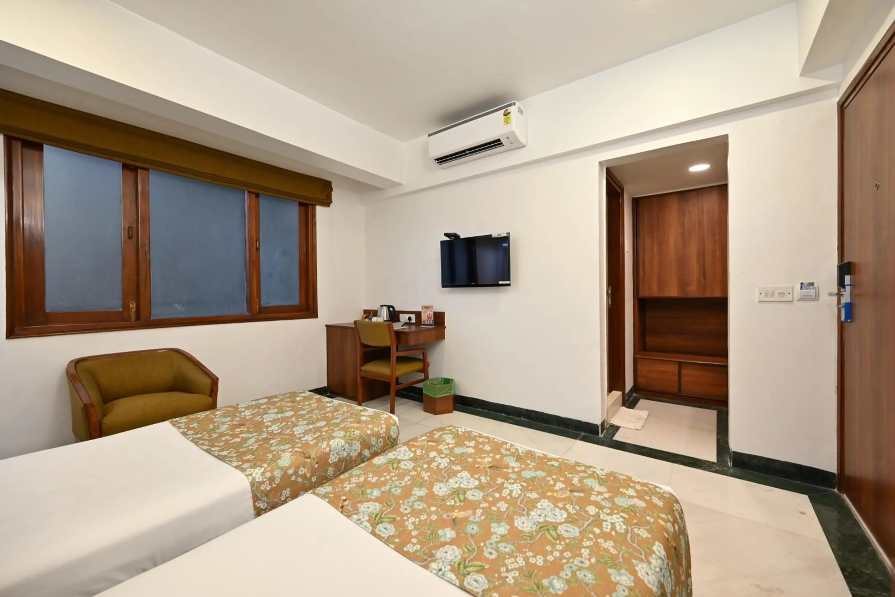 Bedroom, Bed in Hotel Parle International