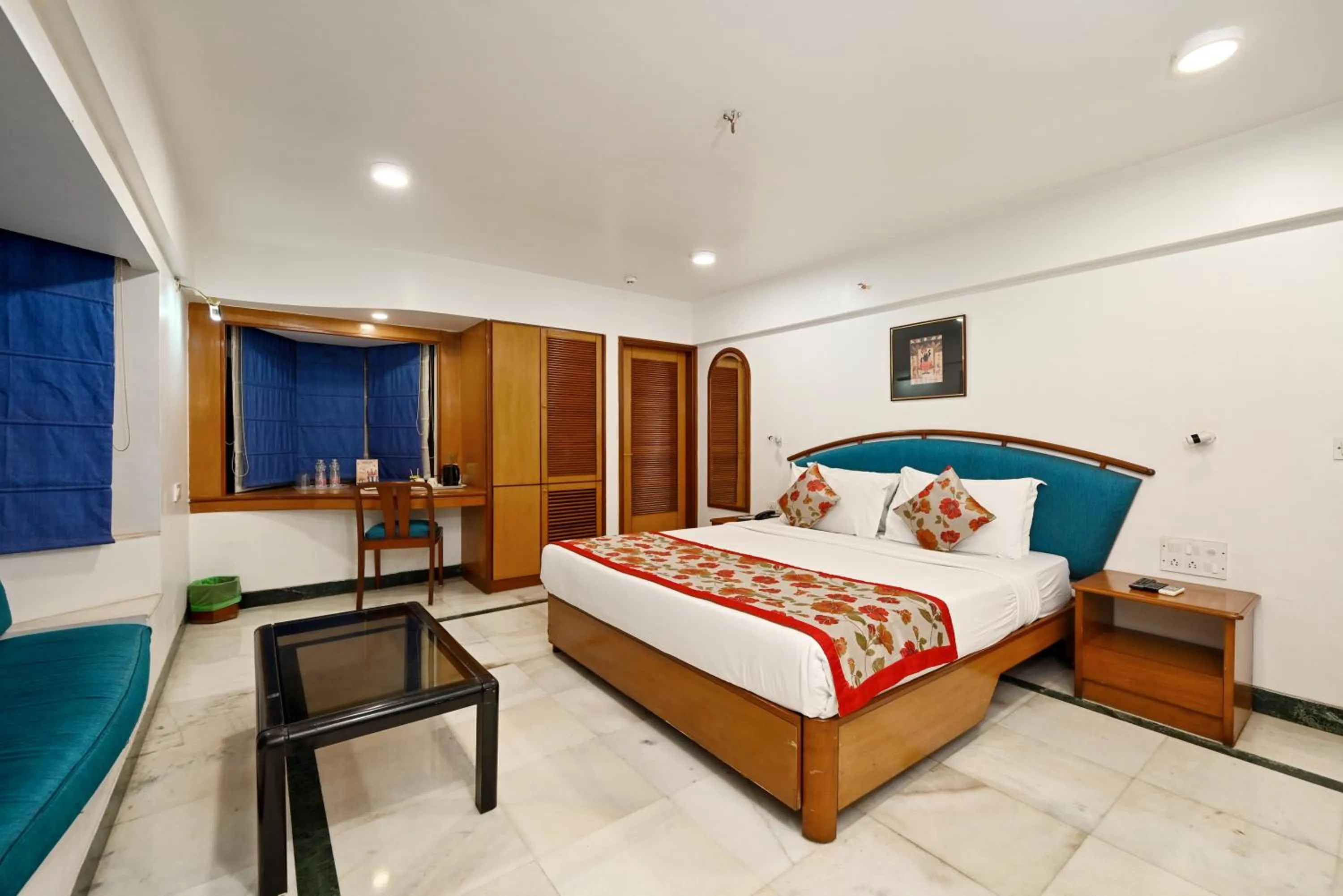 Bathroom, Bed in Hotel Parle International