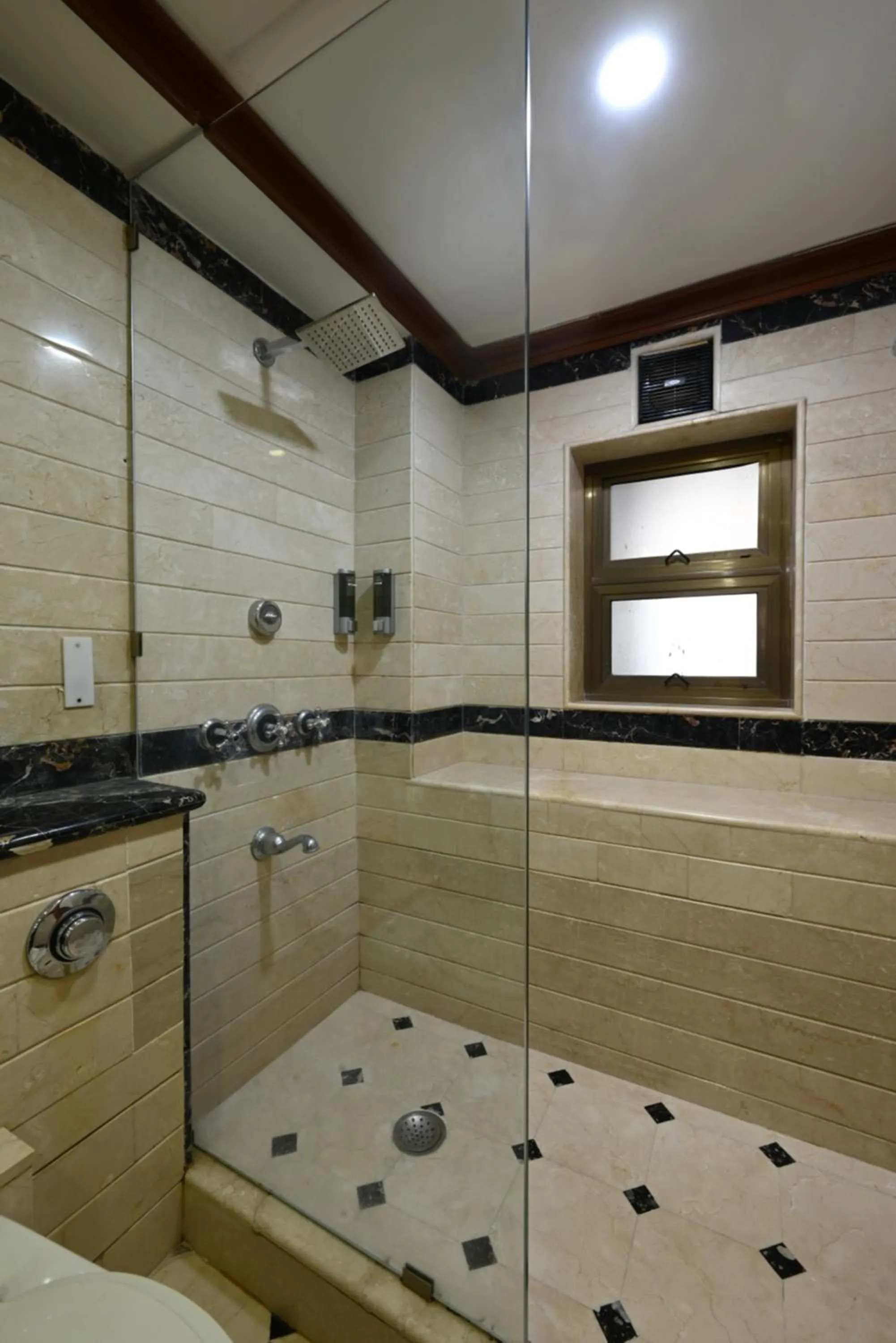 Bathroom in Hotel Parle International