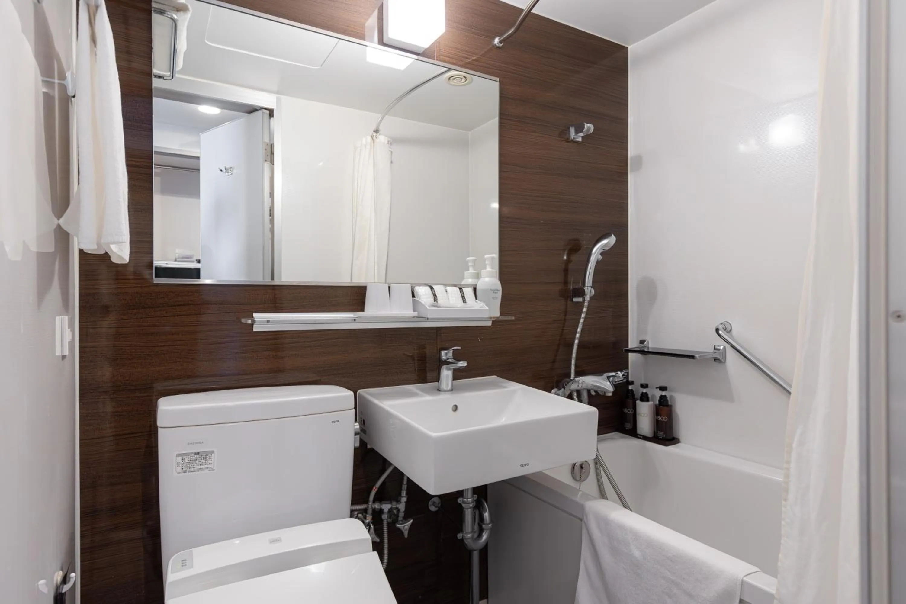 Shower in Hotel Rose Garden Shinjuku