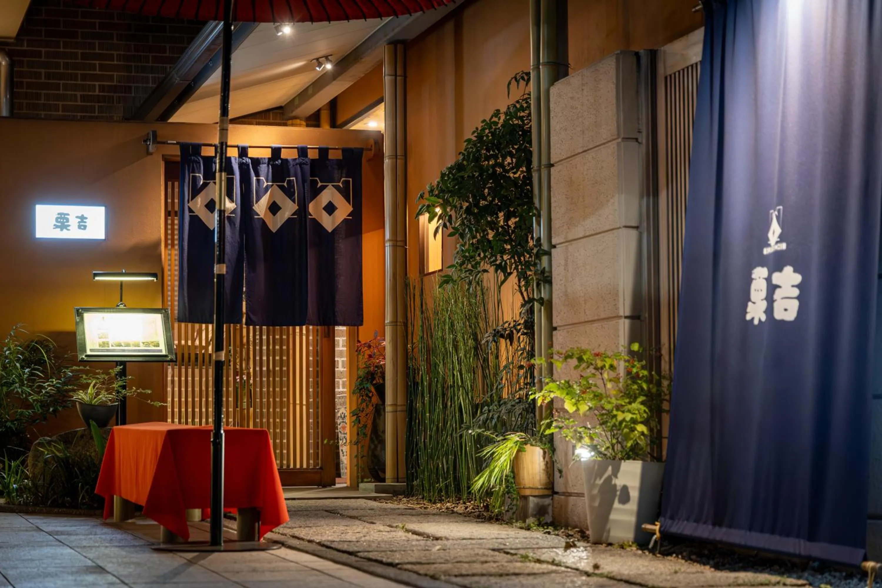 Restaurant/places to eat in Hotel Rose Garden Shinjuku