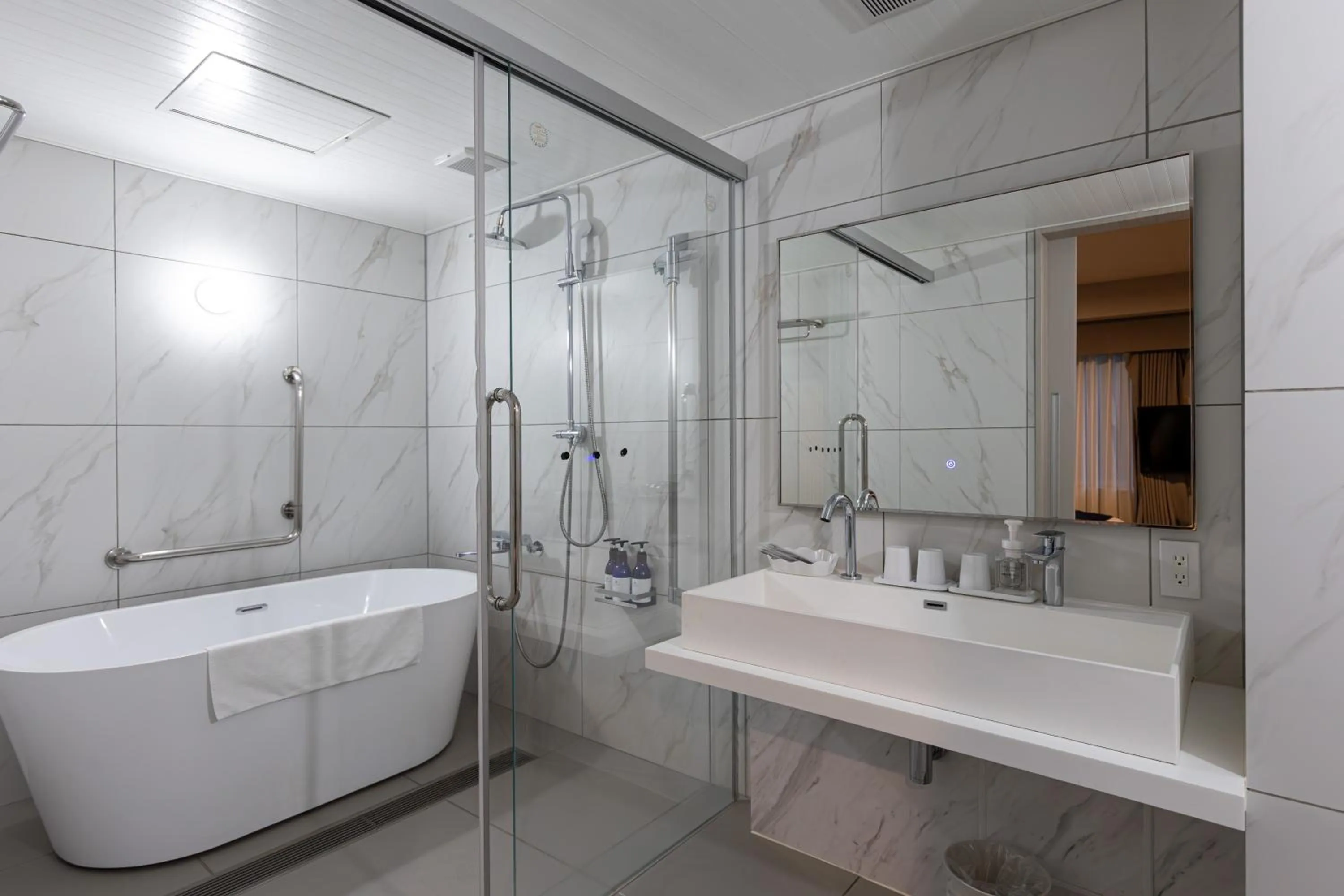 Shower in Hotel Rose Garden Shinjuku