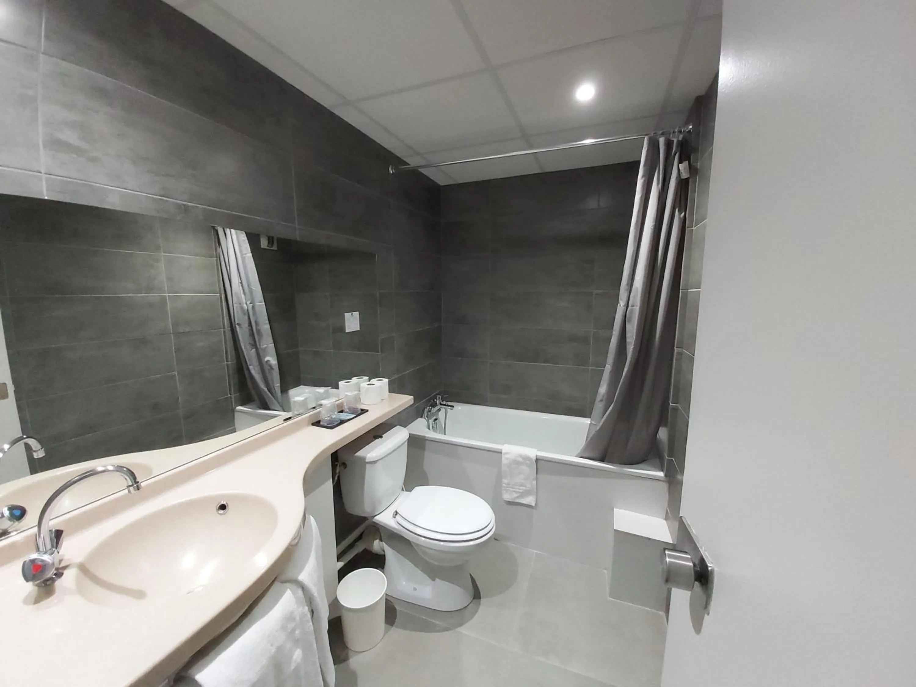 Bathroom in Hôtel Eiffel Kensington