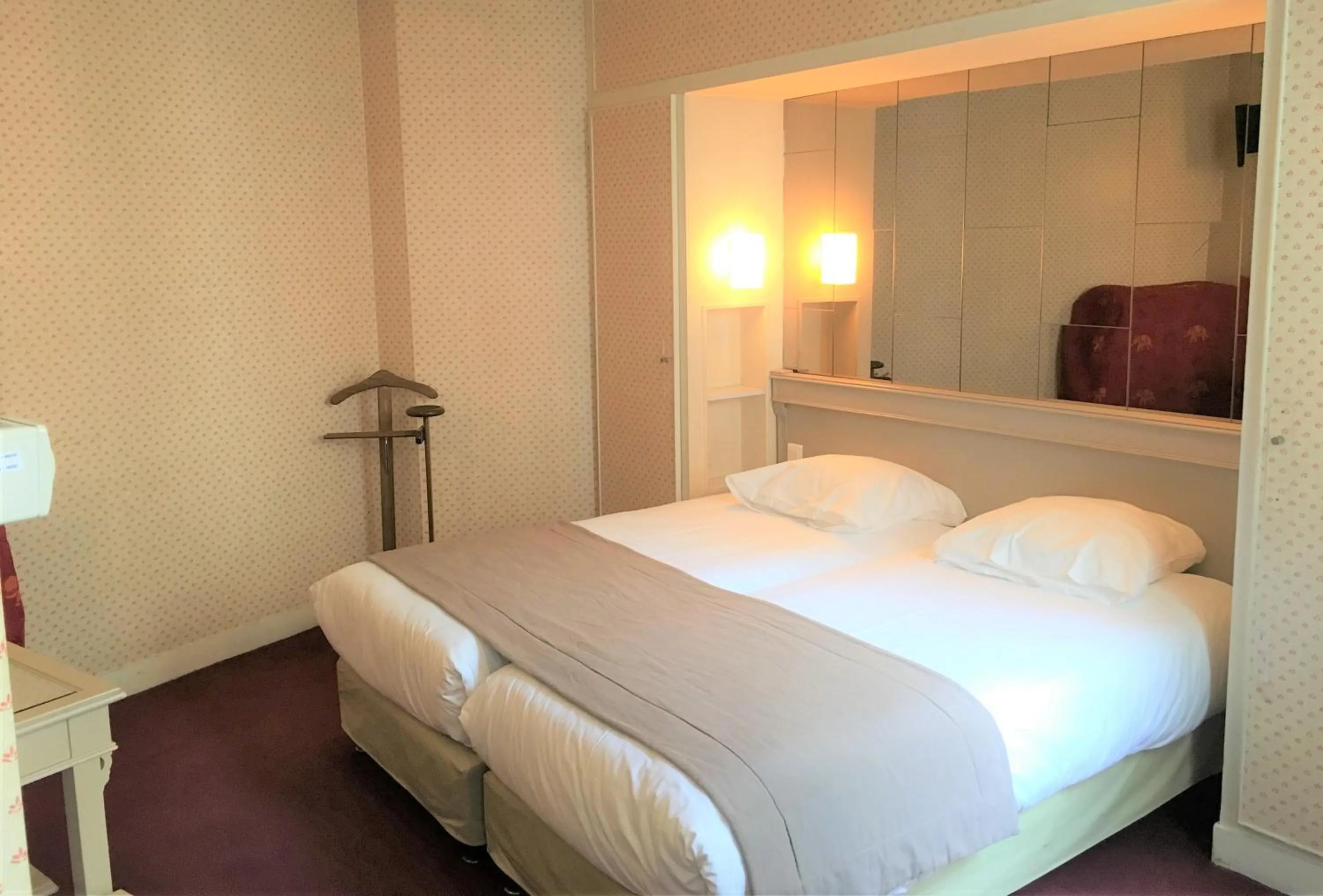 Bed in Hôtel Eiffel Kensington