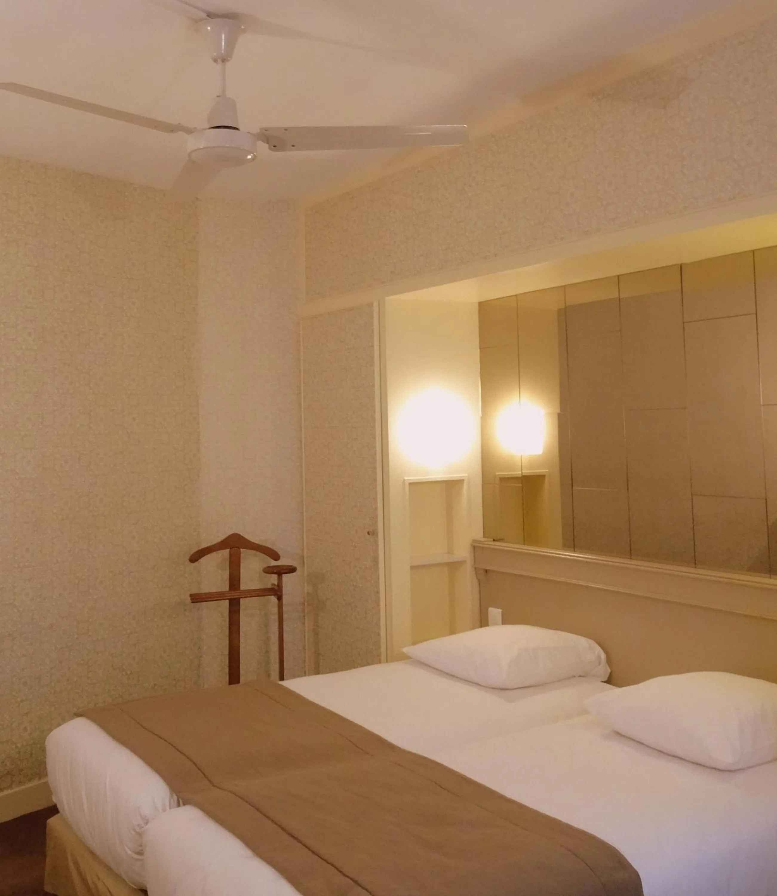 Bedroom, Bed in Hôtel Eiffel Kensington