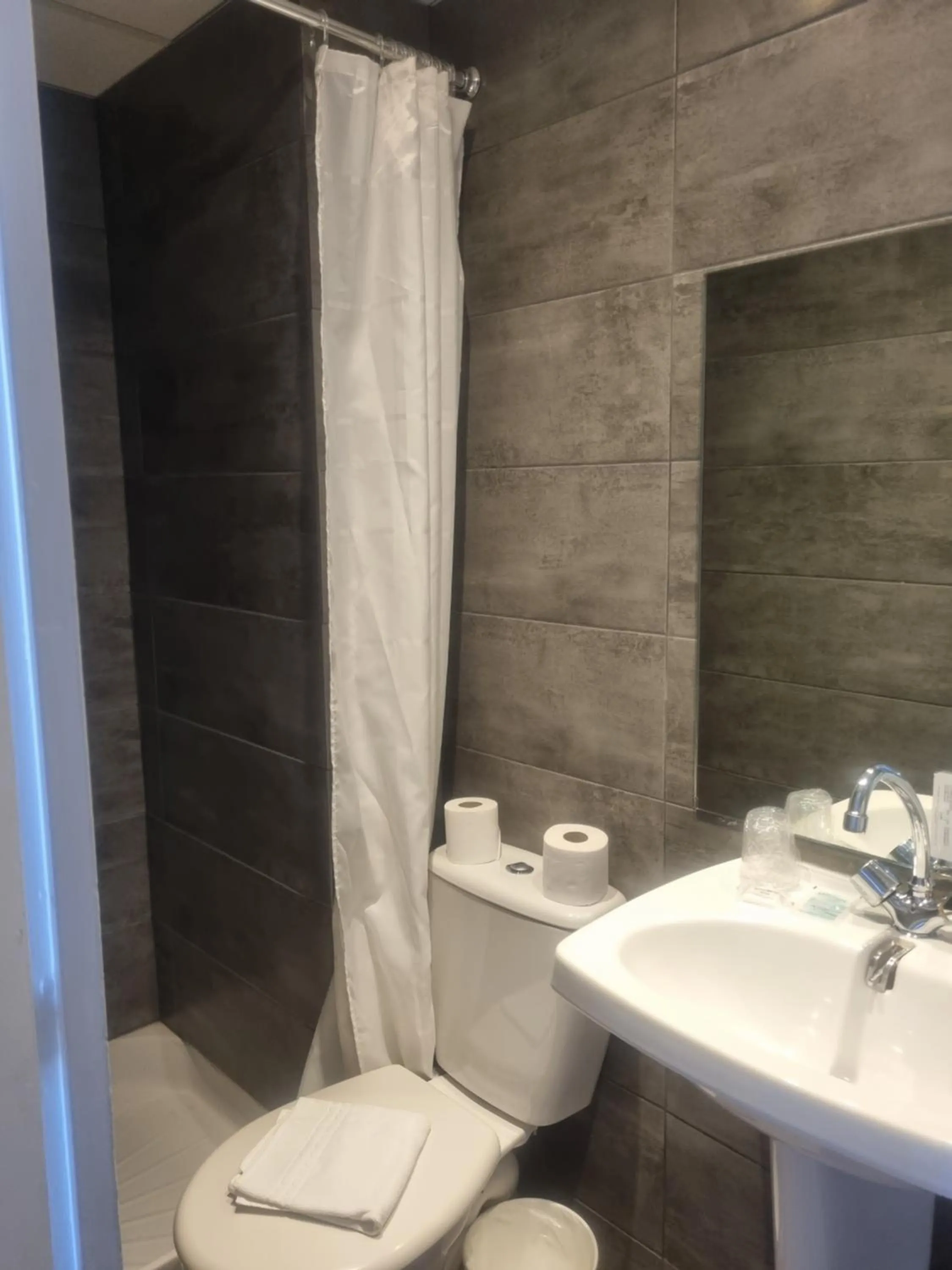 Bathroom in Hôtel Eiffel Kensington