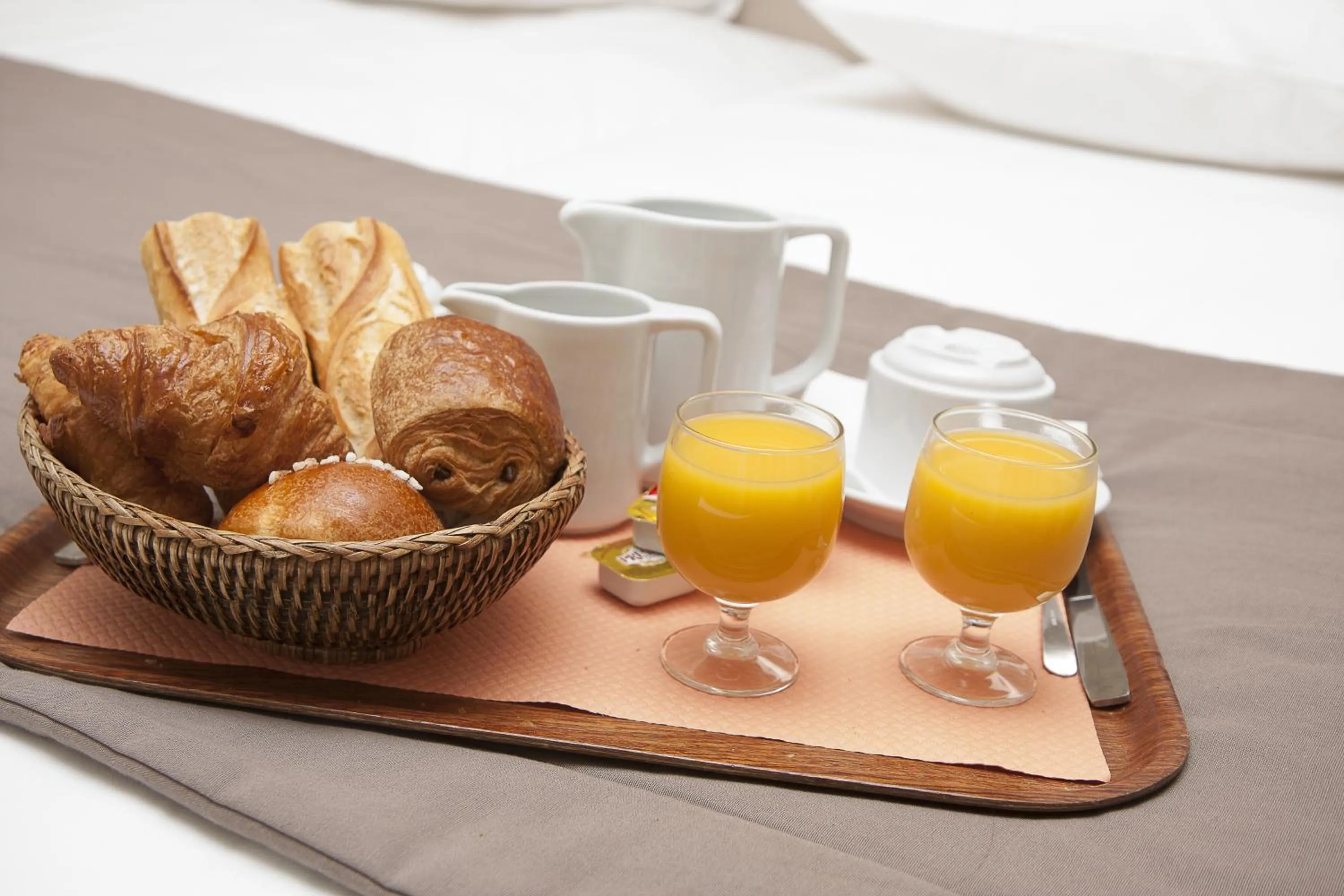 Food and drinks in Hôtel Eiffel Kensington