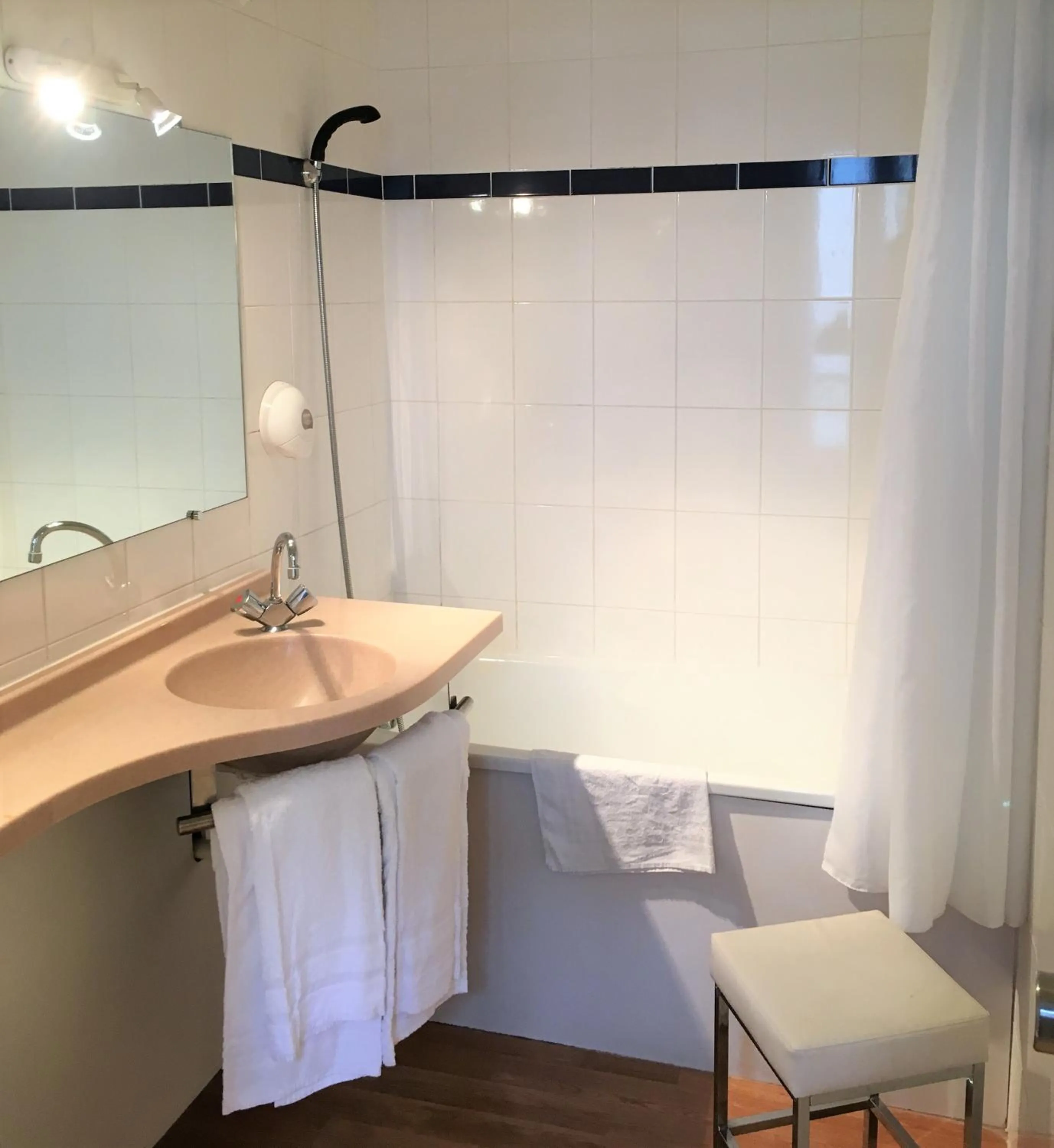 Bathroom in Hôtel Eiffel Kensington