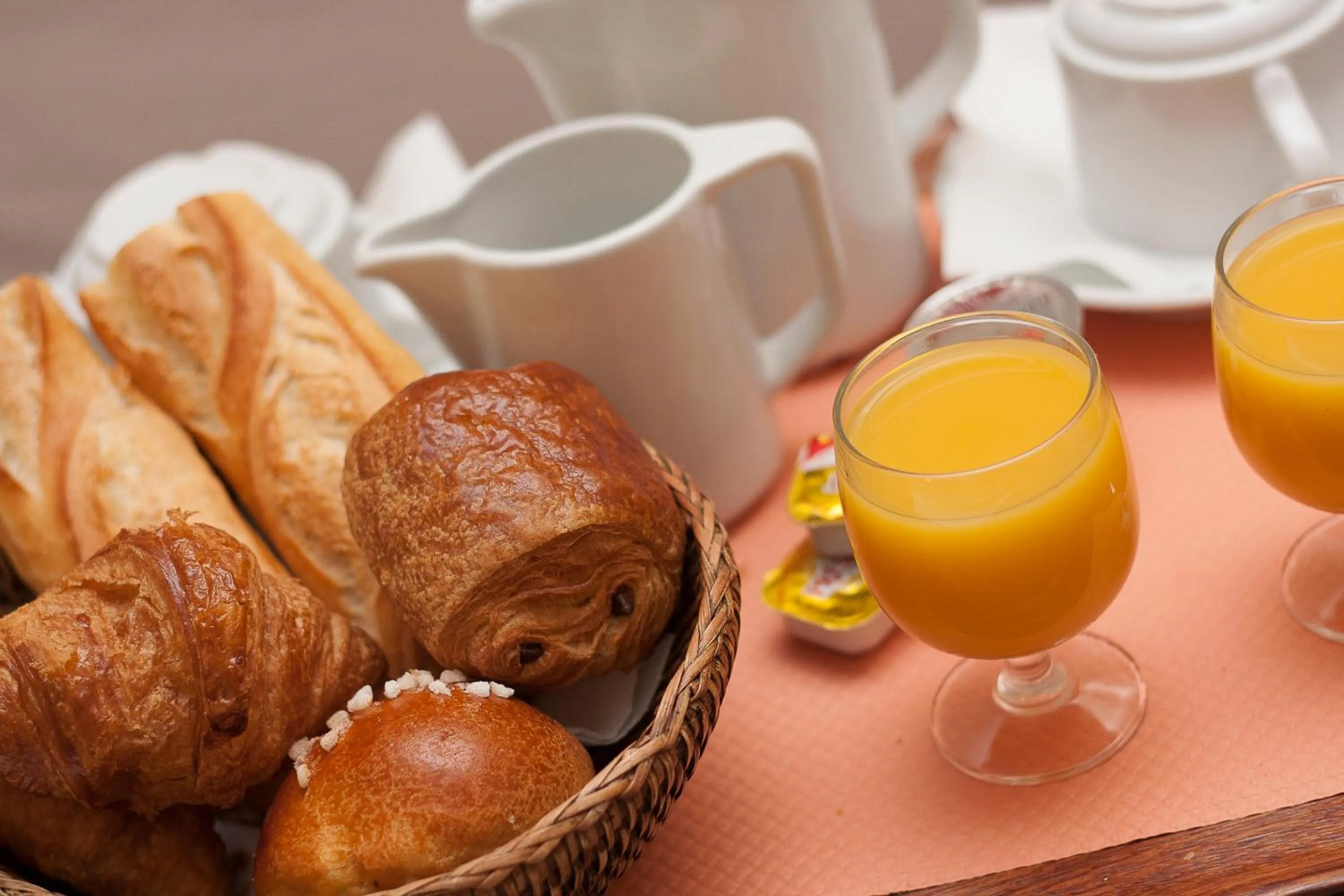 Food and drinks in Hôtel Eiffel Kensington