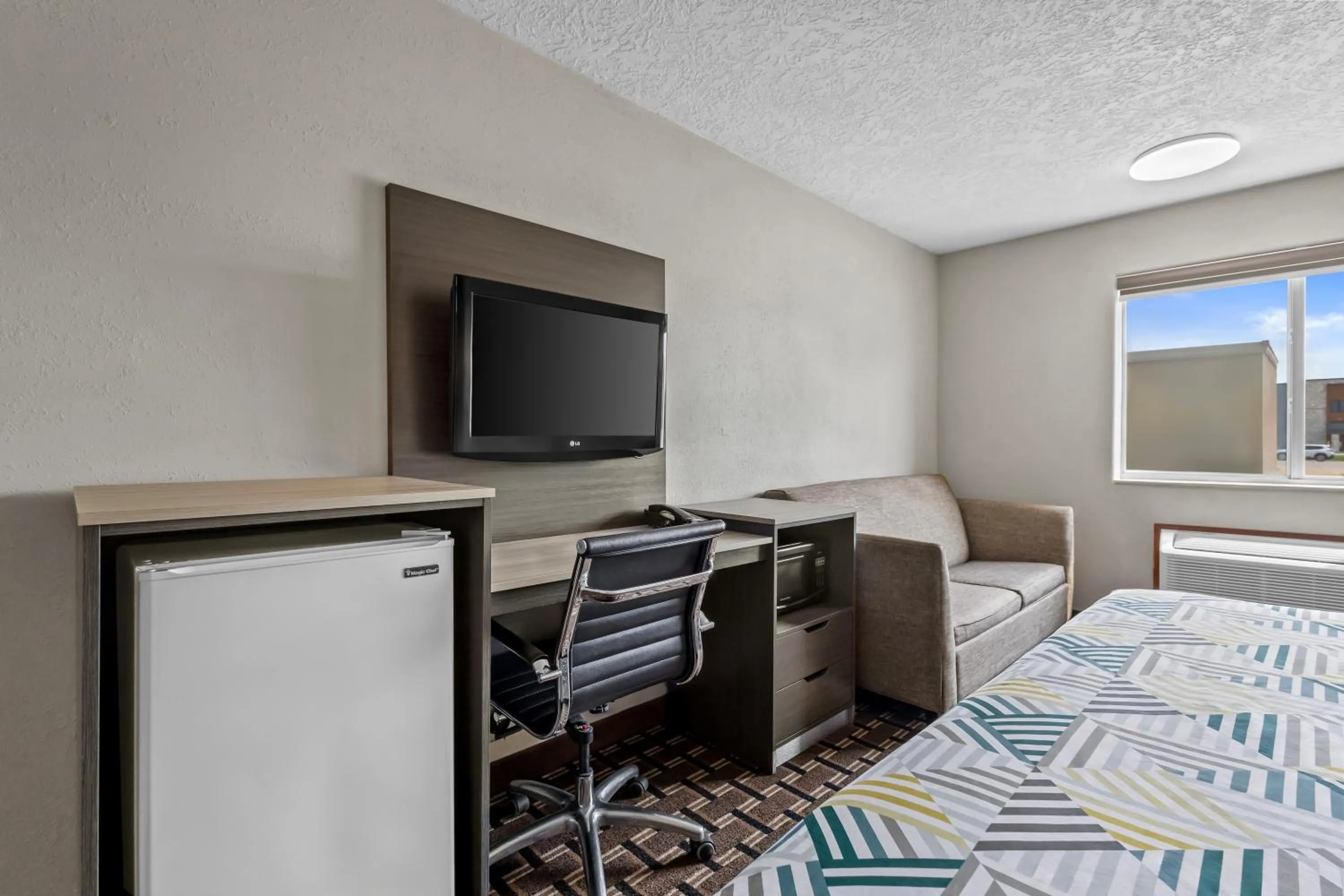 TV and multimedia, Bed in Motel 6 North Sioux City, SD I 29 North