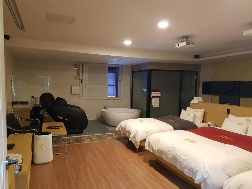 Bed in No.1 New Yorker Hotel