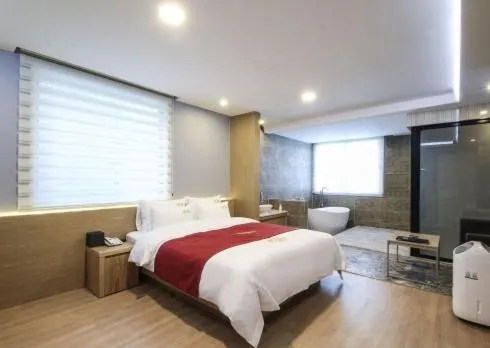 Bed in No.1 New Yorker Hotel