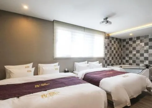 Bed in No.1 New Yorker Hotel