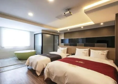 Bed in No.1 New Yorker Hotel