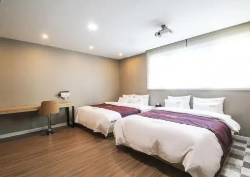 Bed in No.1 New Yorker Hotel