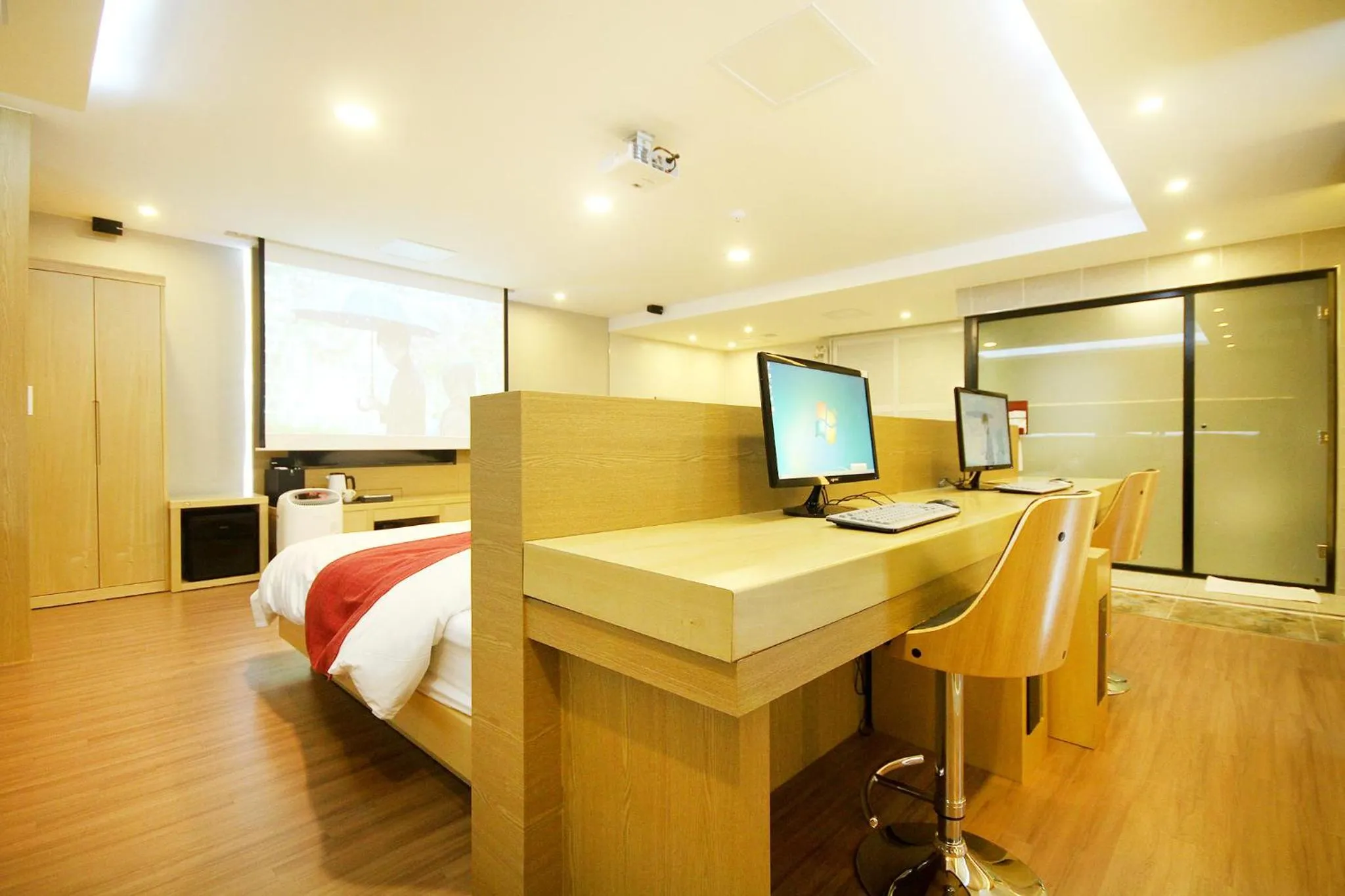 Bed in No.1 New Yorker Hotel