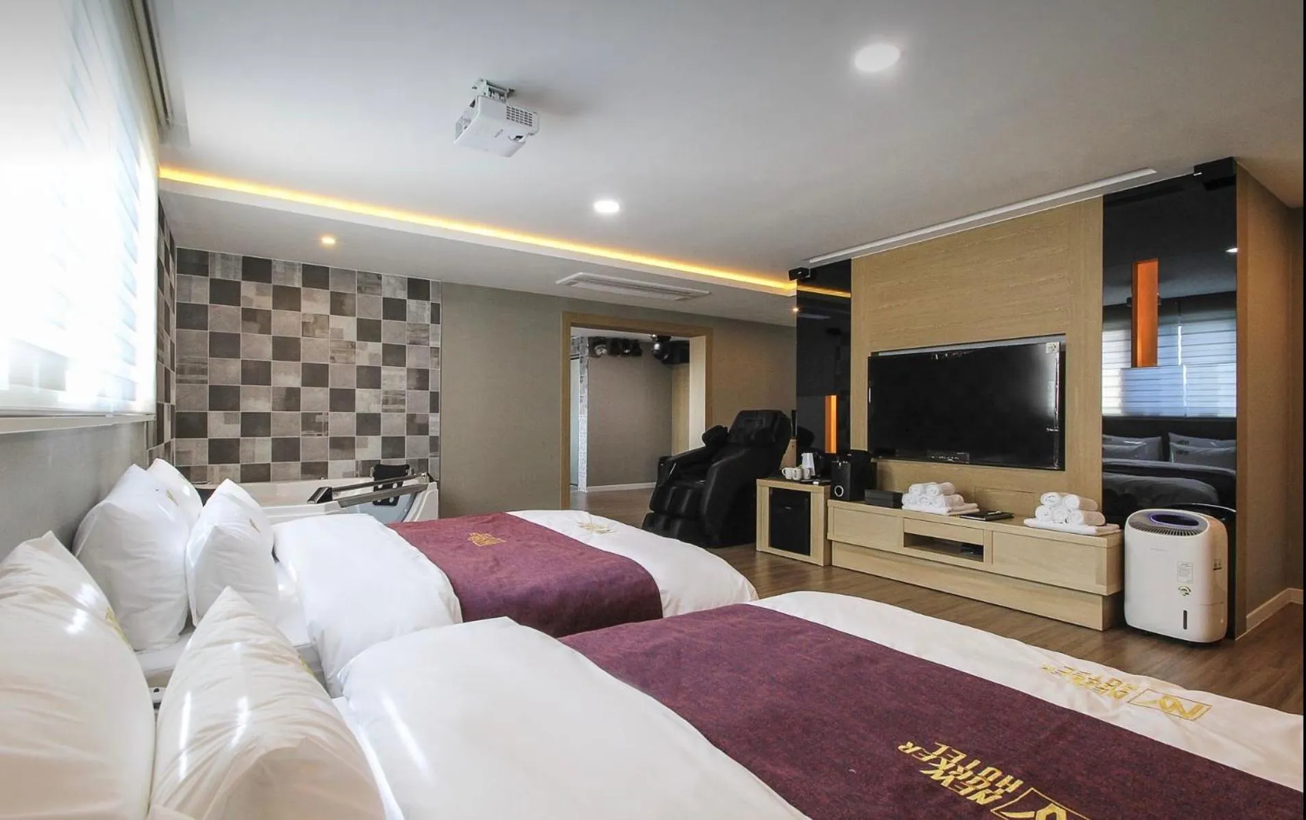 Bed in No.1 New Yorker Hotel