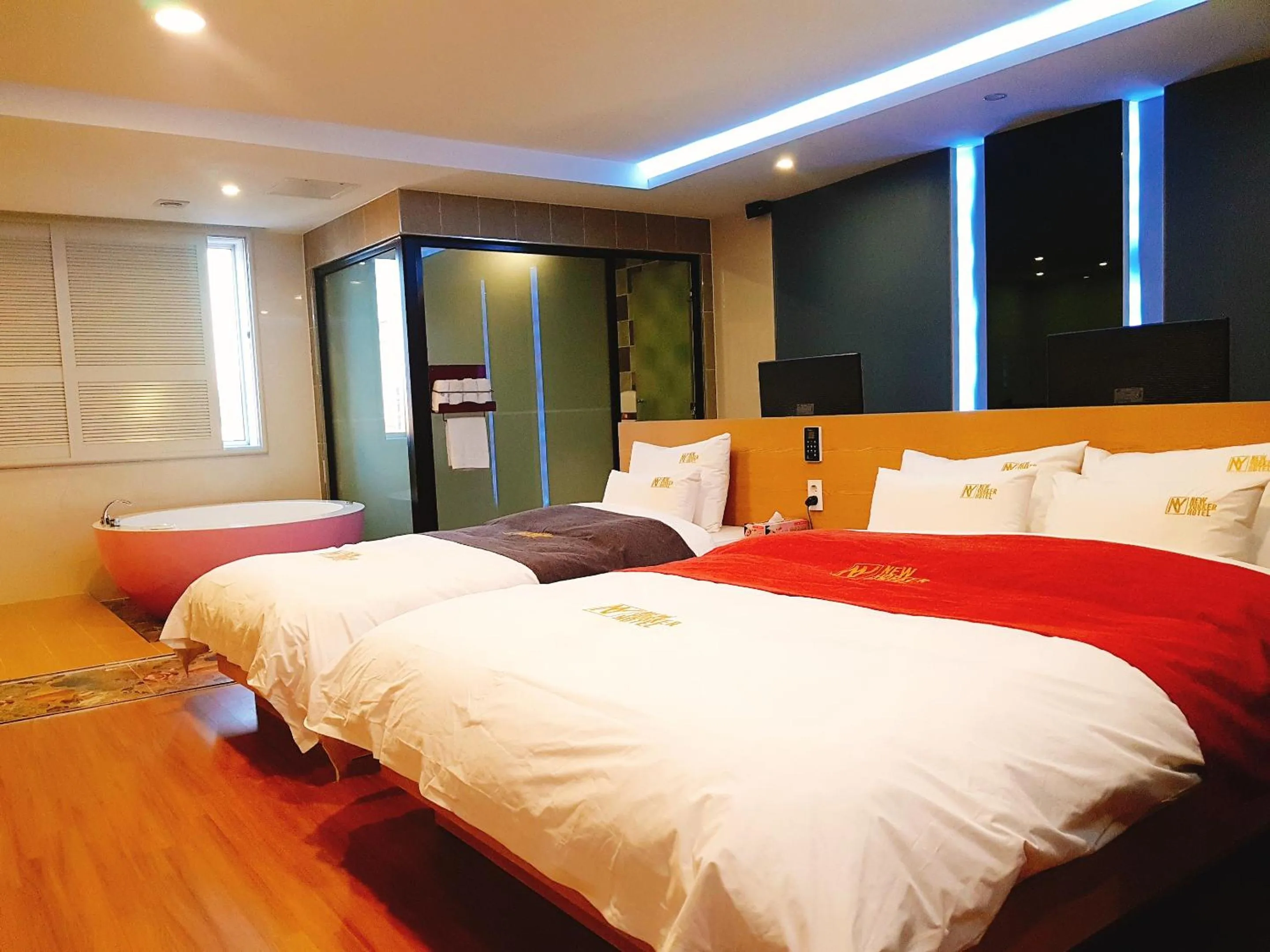 Bed in No.1 New Yorker Hotel