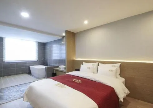 Bed in No.1 New Yorker Hotel