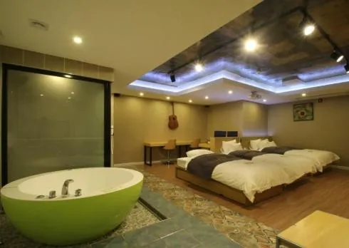 Bed in No.1 New Yorker Hotel