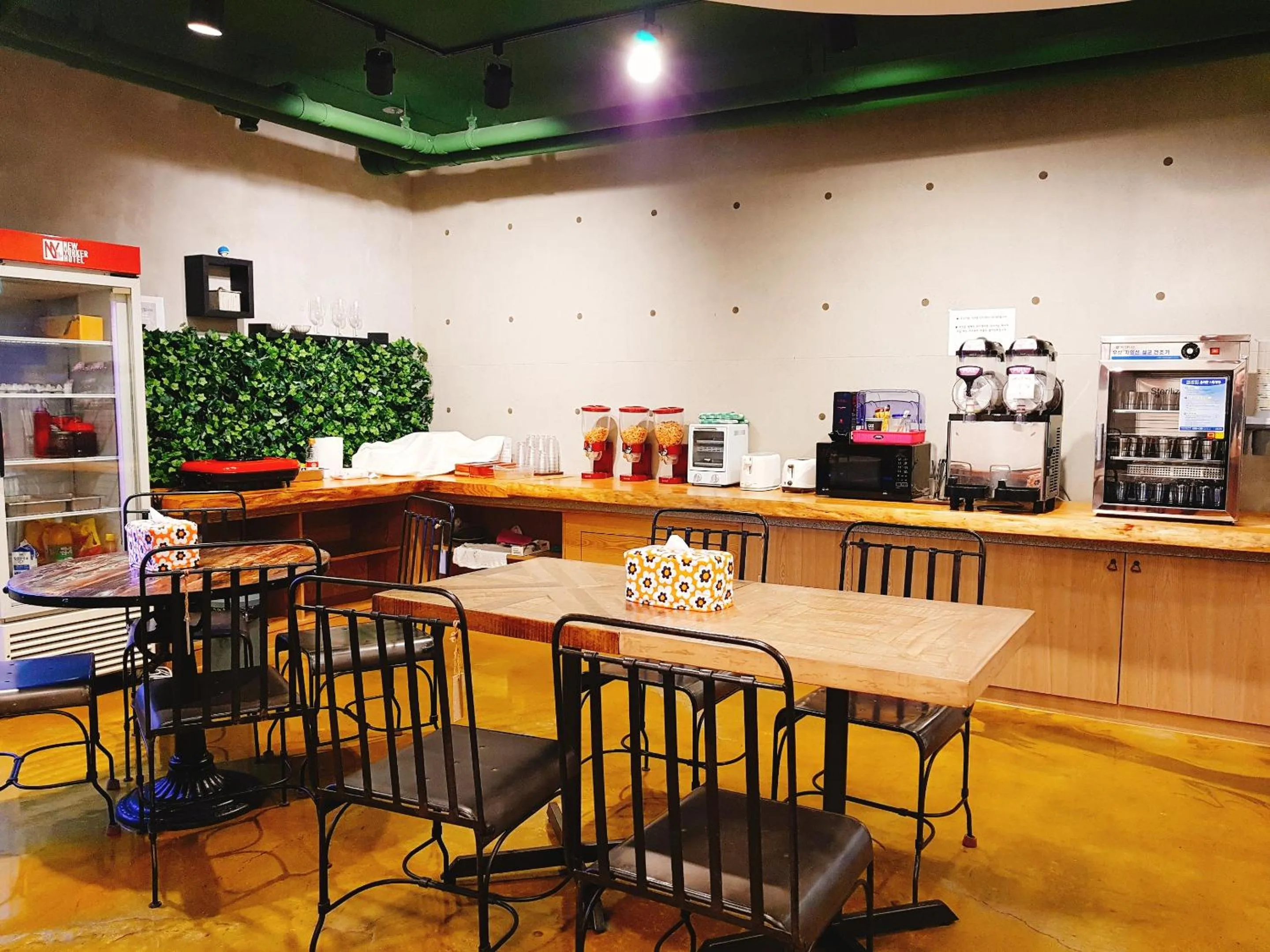 Restaurant/places to eat in No.1 New Yorker Hotel