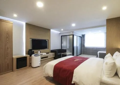 Bed in No.1 New Yorker Hotel