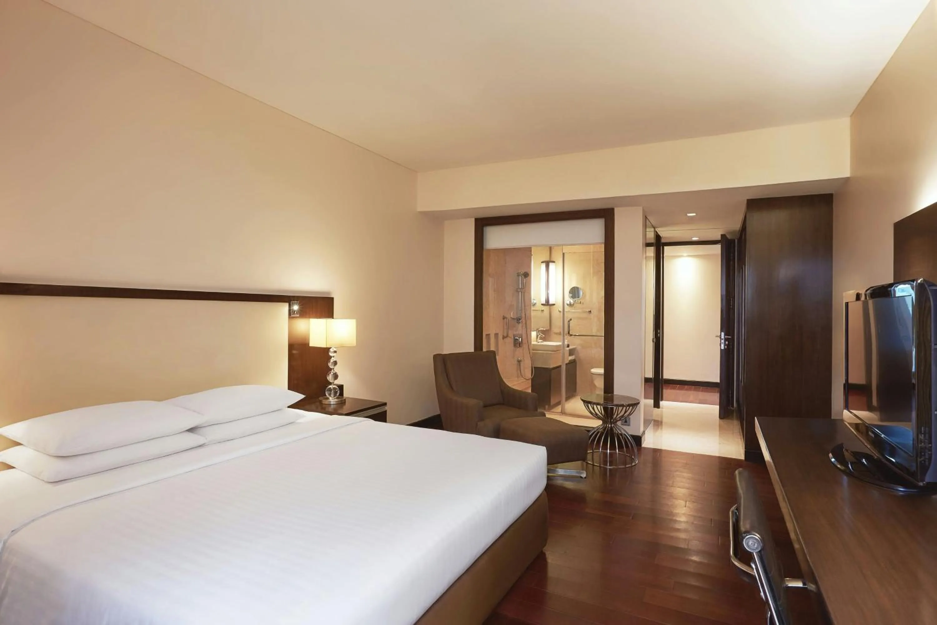Bedroom, Bed in Courtyard by Marriott Mumbai International Airport