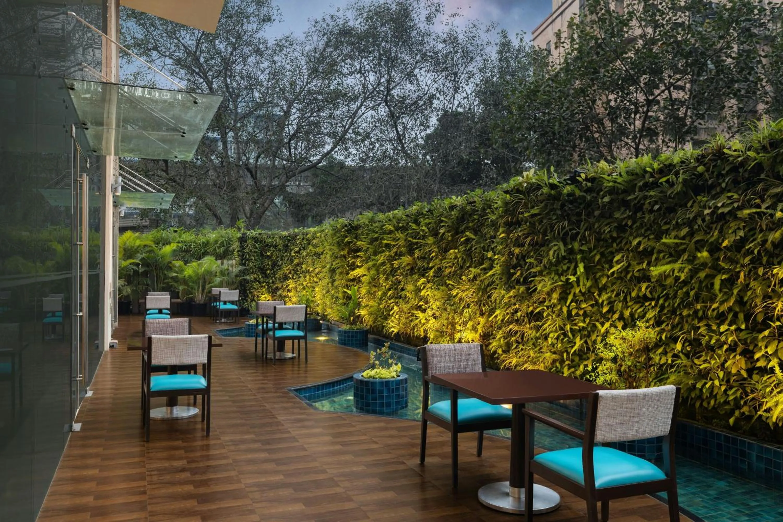 Restaurant/places to eat in Courtyard by Marriott Mumbai International Airport