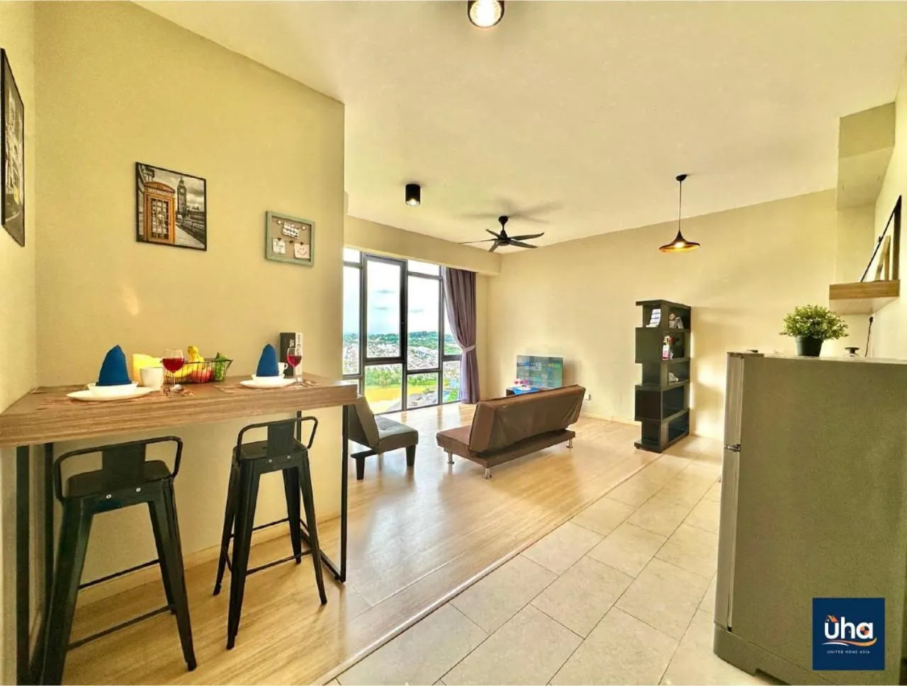 Living room in Cube 8 Teens Taman Mount Austin Apartment by UHA