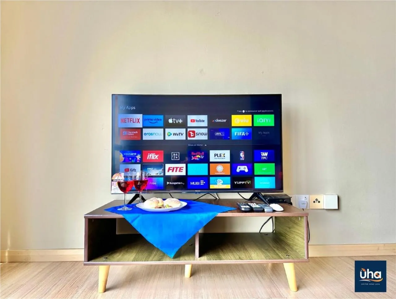 Communal lounge/ TV room in Cube 8 Teens Taman Mount Austin Apartment by UHA