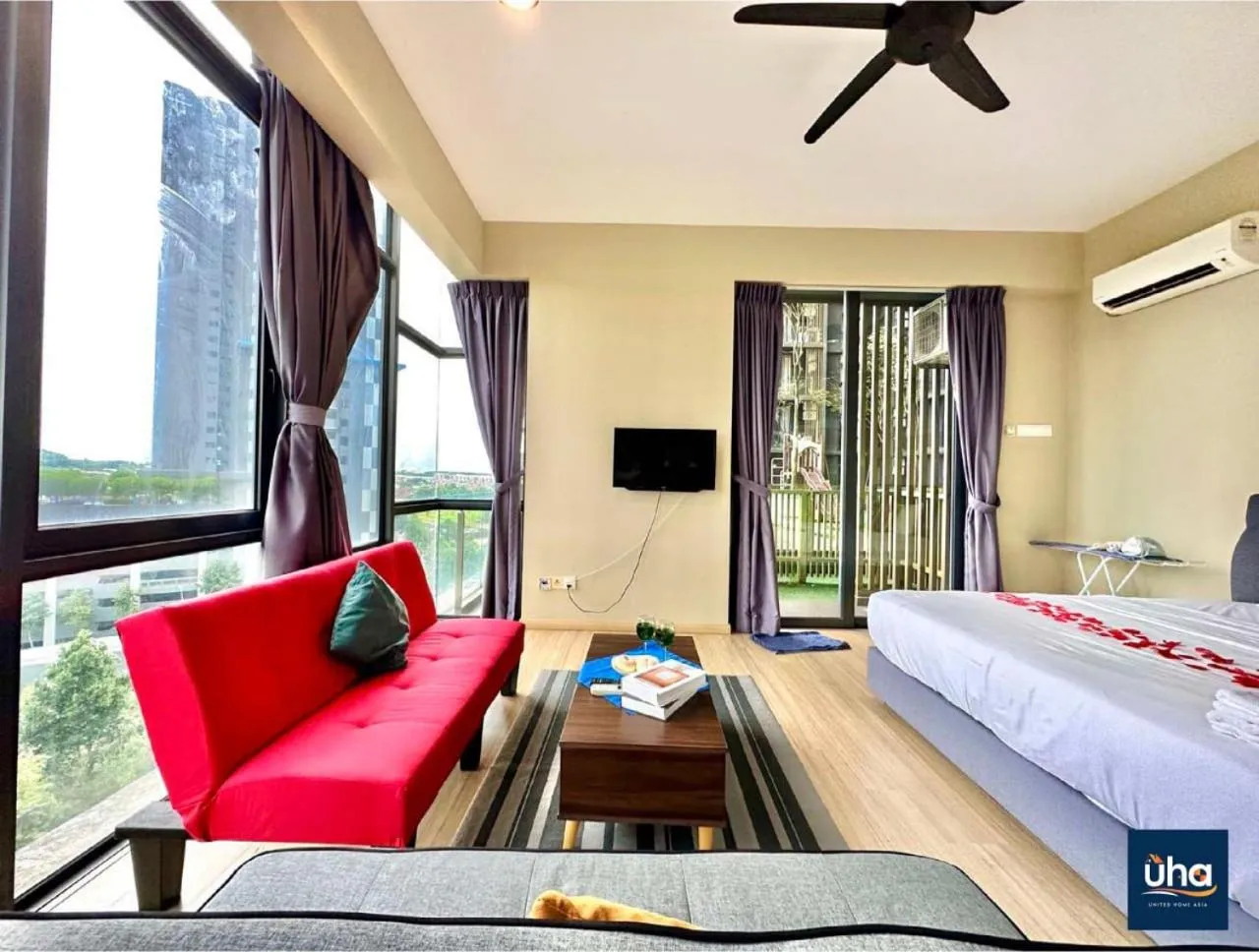 Communal lounge/ TV room in Cube 8 Teens Taman Mount Austin Apartment by UHA