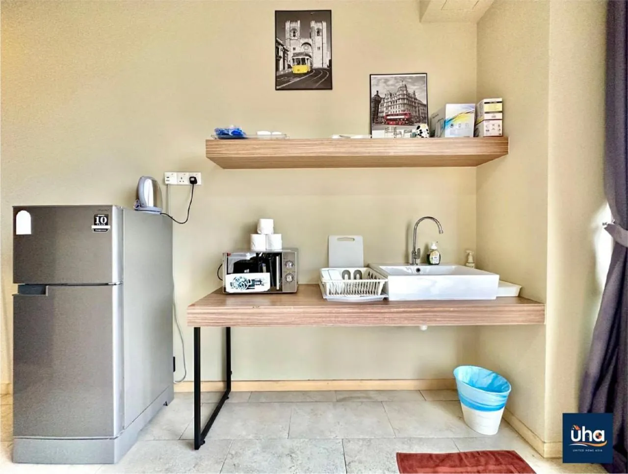 Kitchen or kitchenette in Cube 8 Teens Taman Mount Austin Apartment by UHA