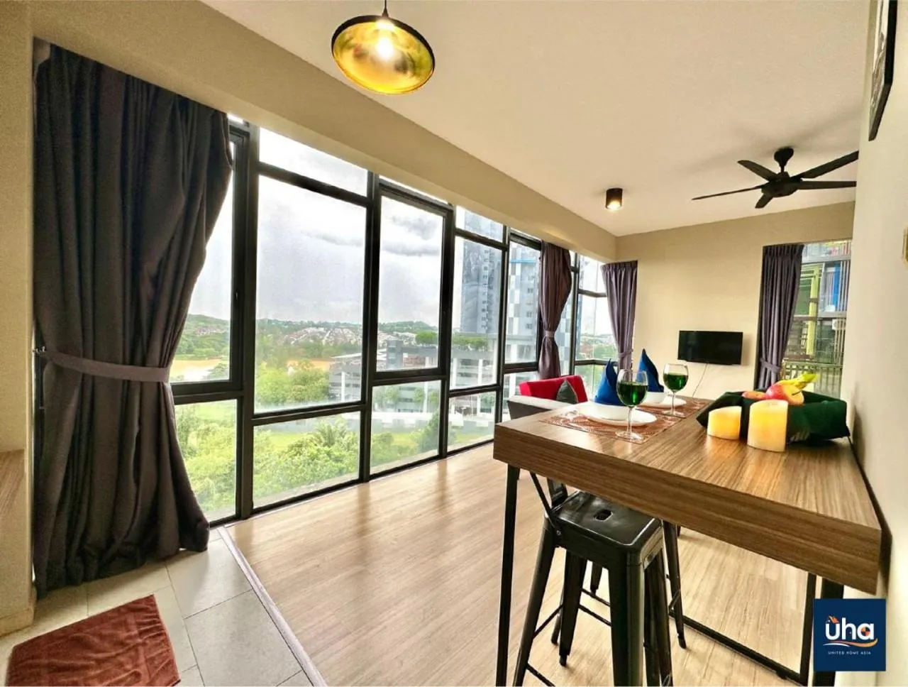 Communal lounge/ TV room in Cube 8 Teens Taman Mount Austin Apartment by UHA