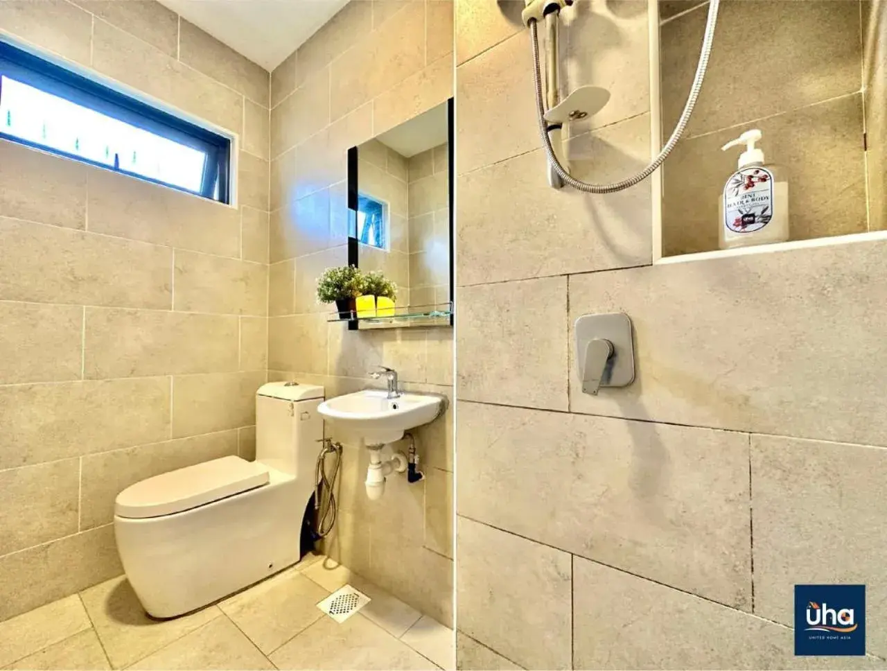 Apartment with Lake View in Cube 8 Teens Taman Mount Austin Apartment by UHA Apartment with Lake View in Cube 8 Teens Taman Mount Austin Apartment by UHA