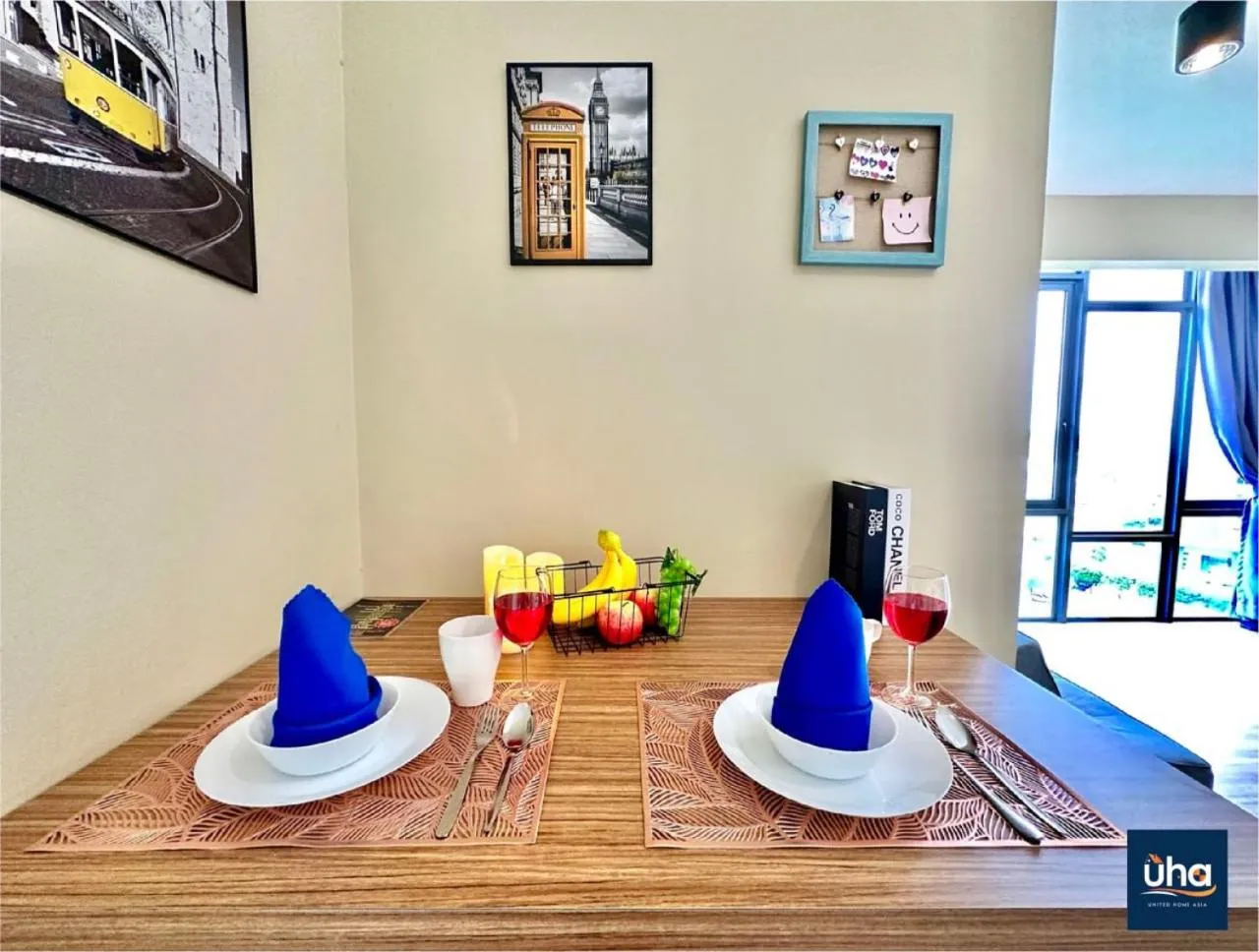Dining area in Cube 8 Teens Taman Mount Austin Apartment by UHA