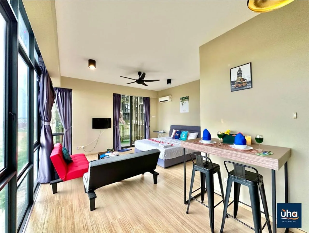 Communal lounge/ TV room in Cube 8 Teens Taman Mount Austin Apartment by UHA