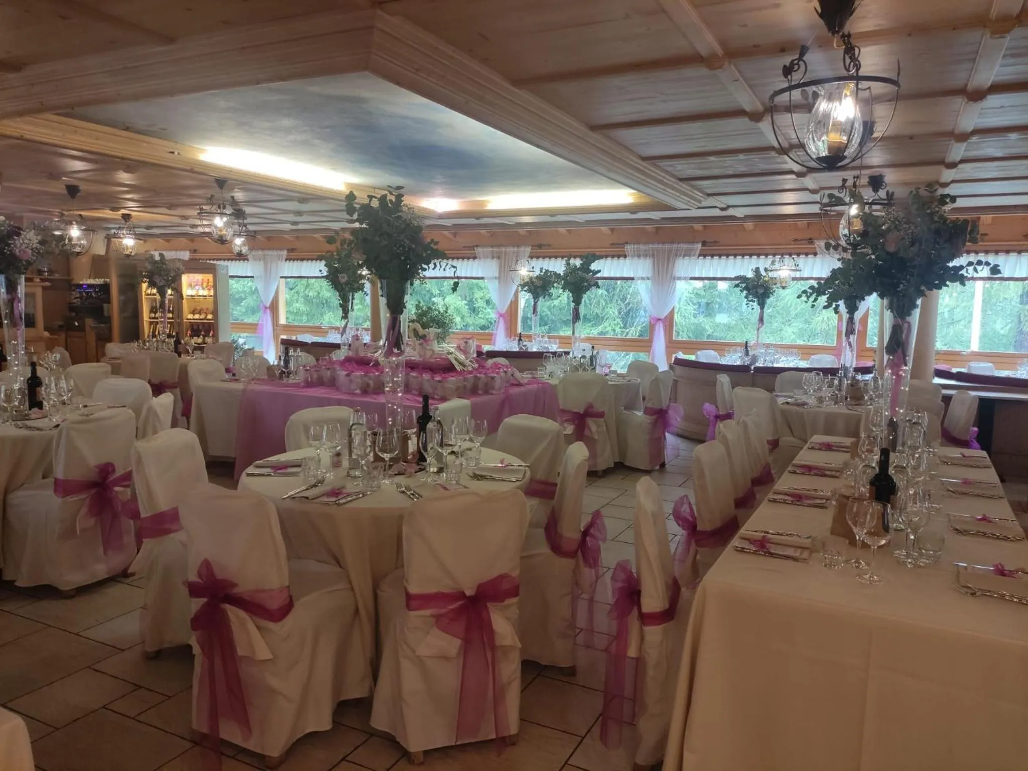 Restaurant/places to eat in Boscone Suite Hotel