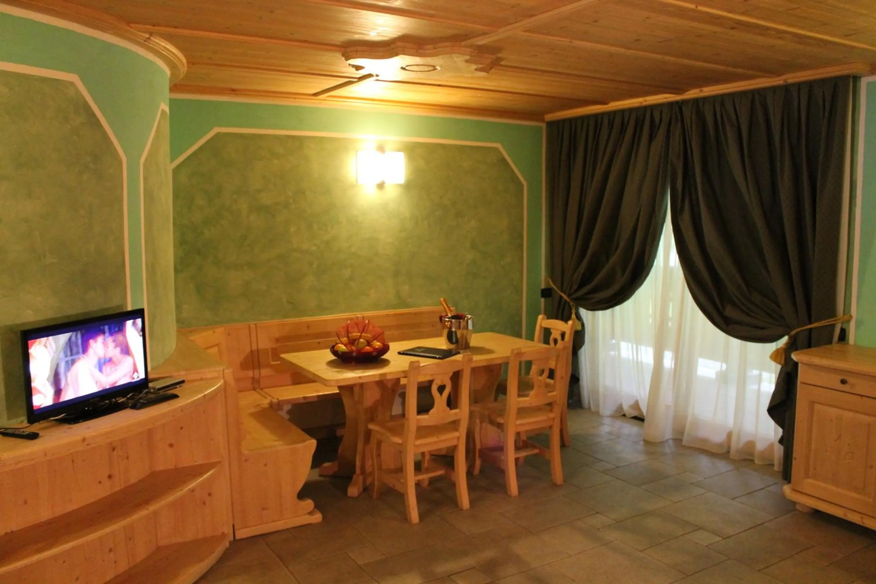 Dining area in Boscone Suite Hotel
