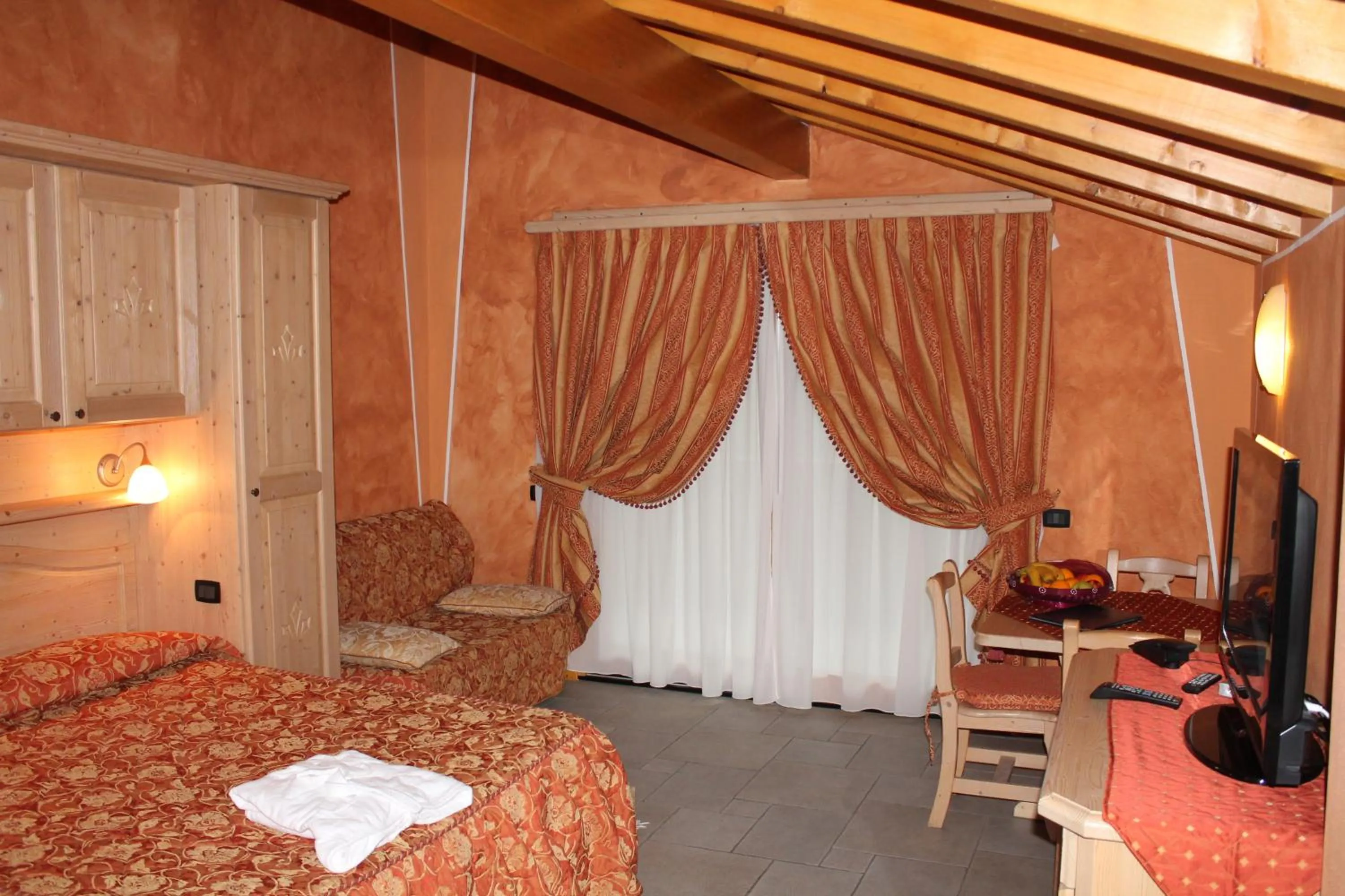 Photo of the whole room, Bed in Boscone Suite Hotel