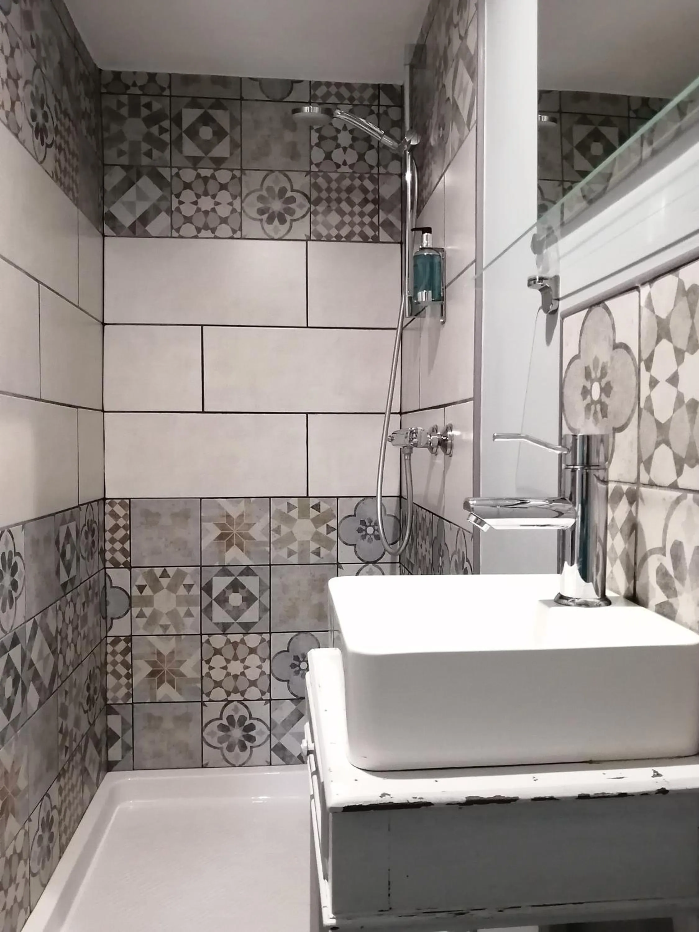 Shower in La Vieille Gorce Chambres d'Hôtes near Civray