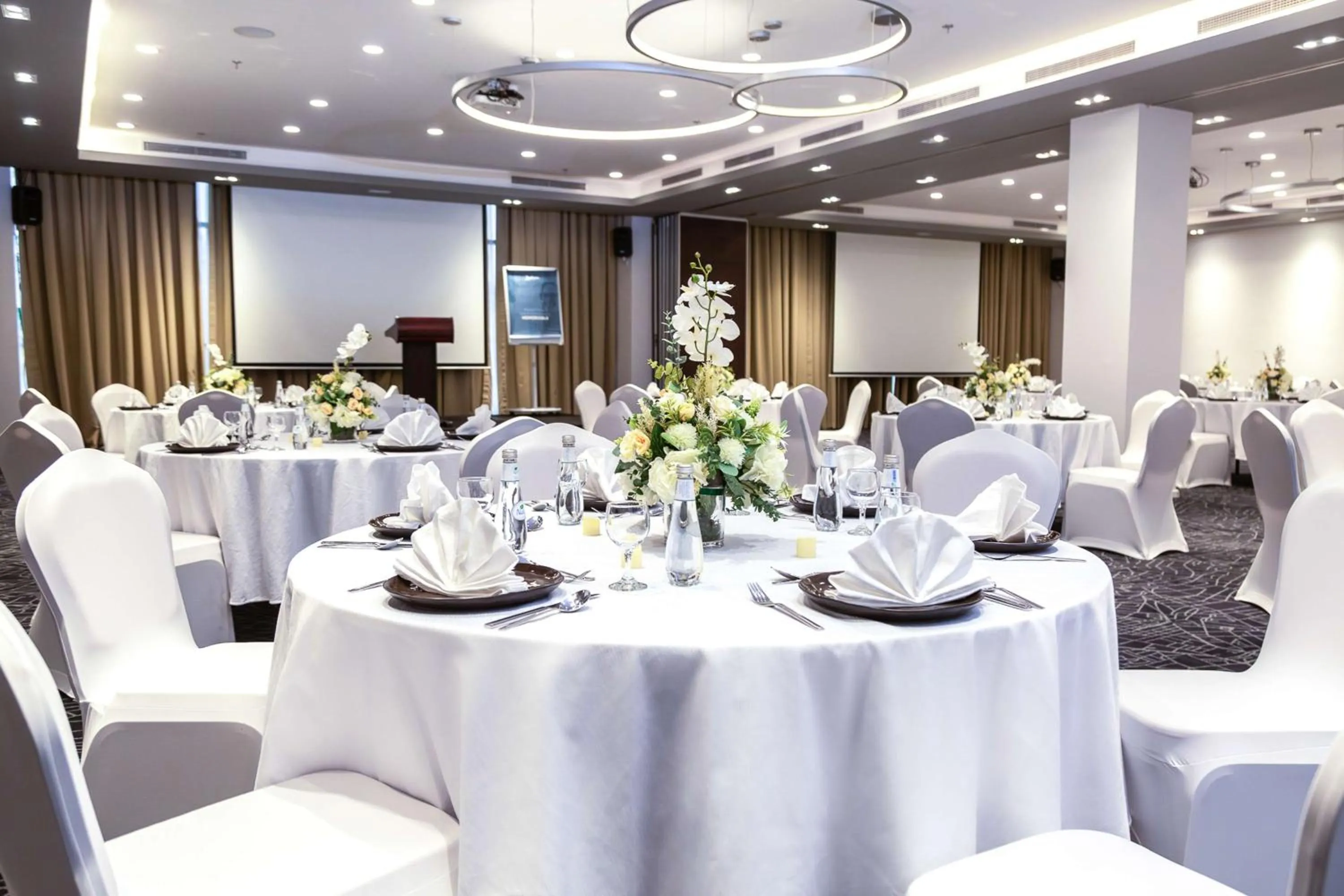 Banquet/Function facilities in Radisson Hotel & Apartments Dammam Industrial City