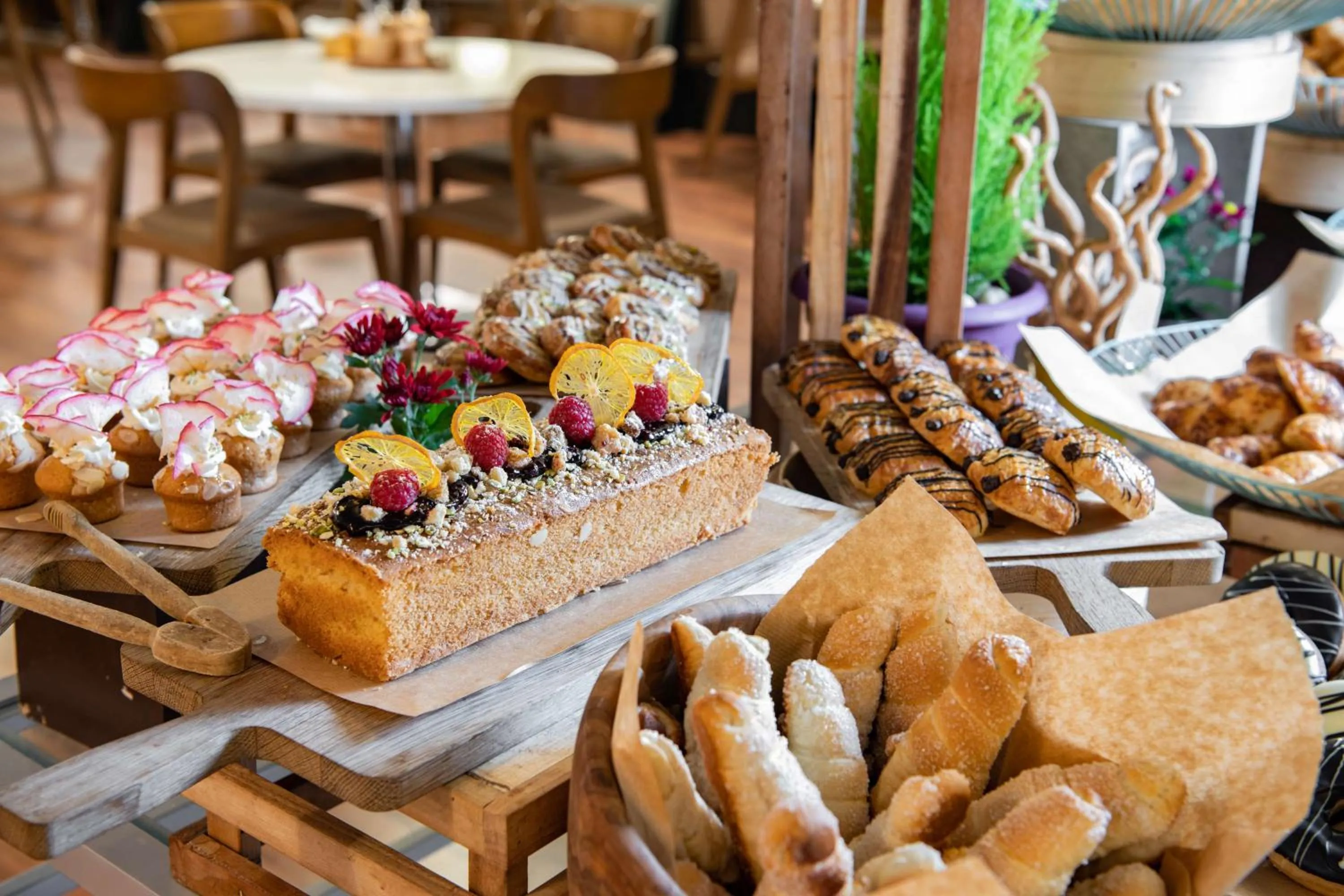 Restaurant/places to eat in Radisson Hotel & Apartments Dammam Industrial City