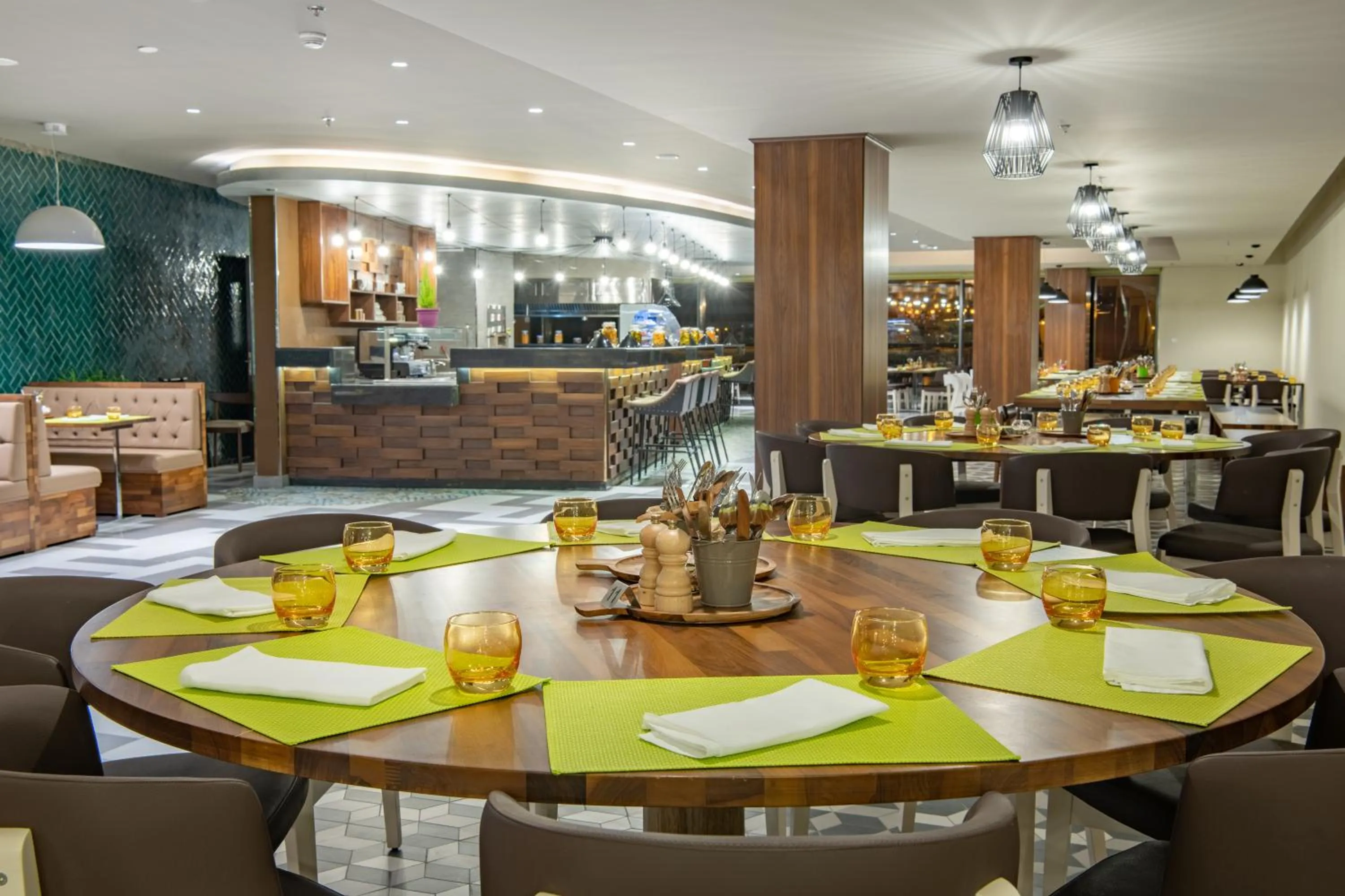 Restaurant/places to eat in Radisson Hotel & Apartments Dammam Industrial City