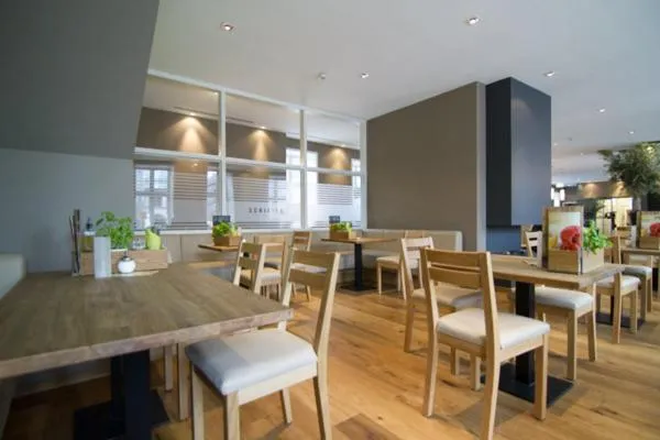 Restaurant/places to eat in Schiefer Suite Hotel & Apartments